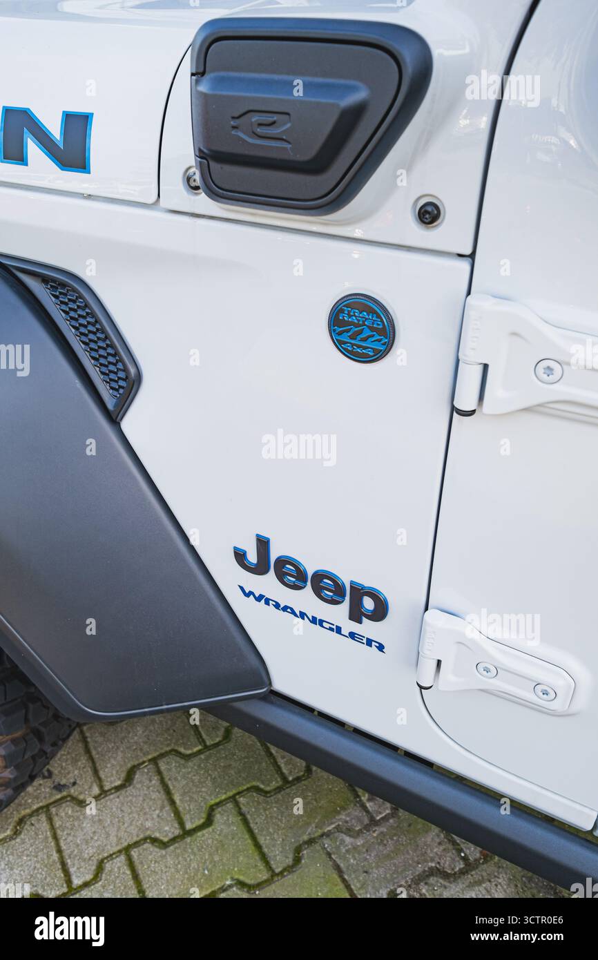 Modèle de voiture Jeep Wrangler avec logo badge sur le côté garé à l'extérieur de la concession Banque D'Images