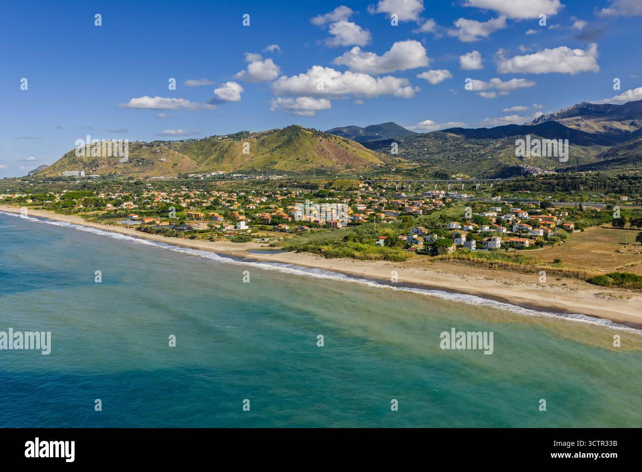 Vue aérienne par drone de Lascari Beach, une zone côtière pittoresque près des montagnes Madonie dans le nord de la Sicile, Italie, sable doré, turquoise mer Tyrrhénienne Banque D'Images