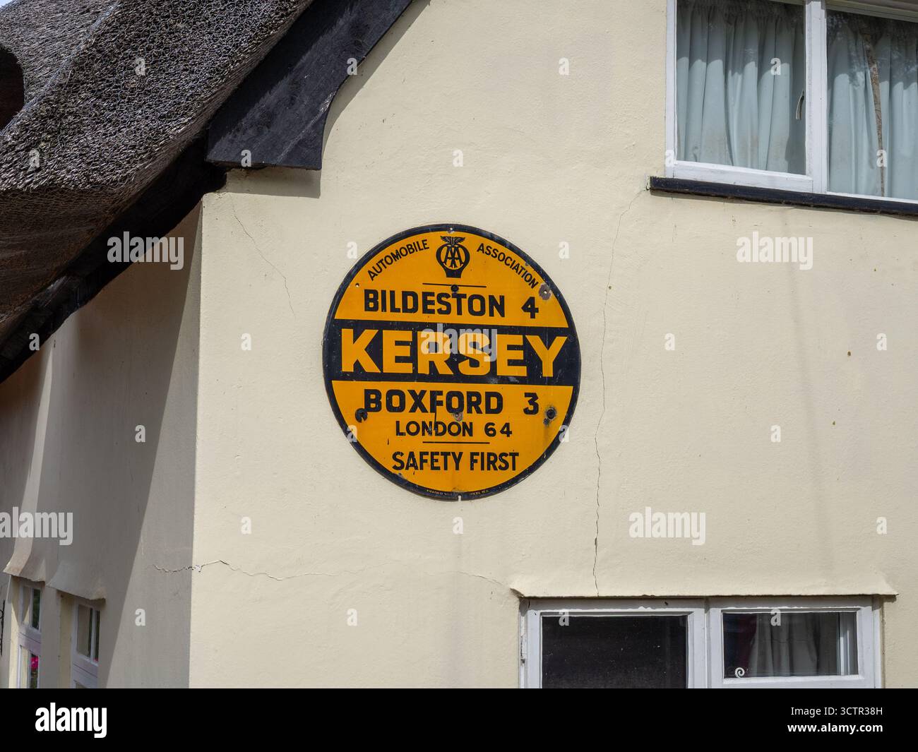 Vieille AA ou automobile Association signe sur un mur de maison dans le village de Kersey, Suffolk, montrant les distances à d'autres endroits, y compris Londres Banque D'Images