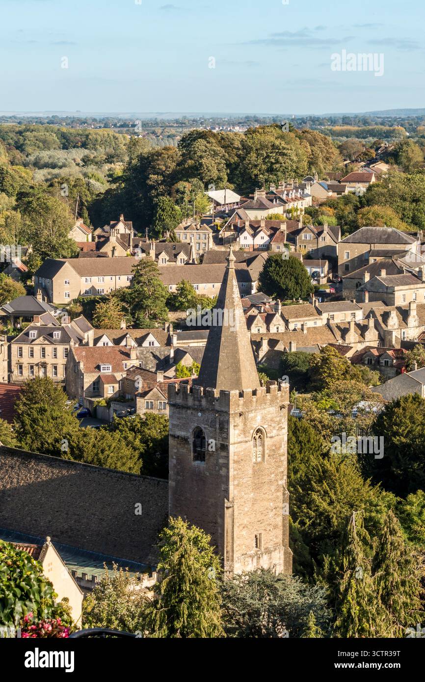 La tour 15c de l'église Holy Trinity, Bradford-on-Avon, Wiltshire, Royaume-Uni, avec une vue sur la ville à Salisbury Plain à l'horizon lointain Banque D'Images
