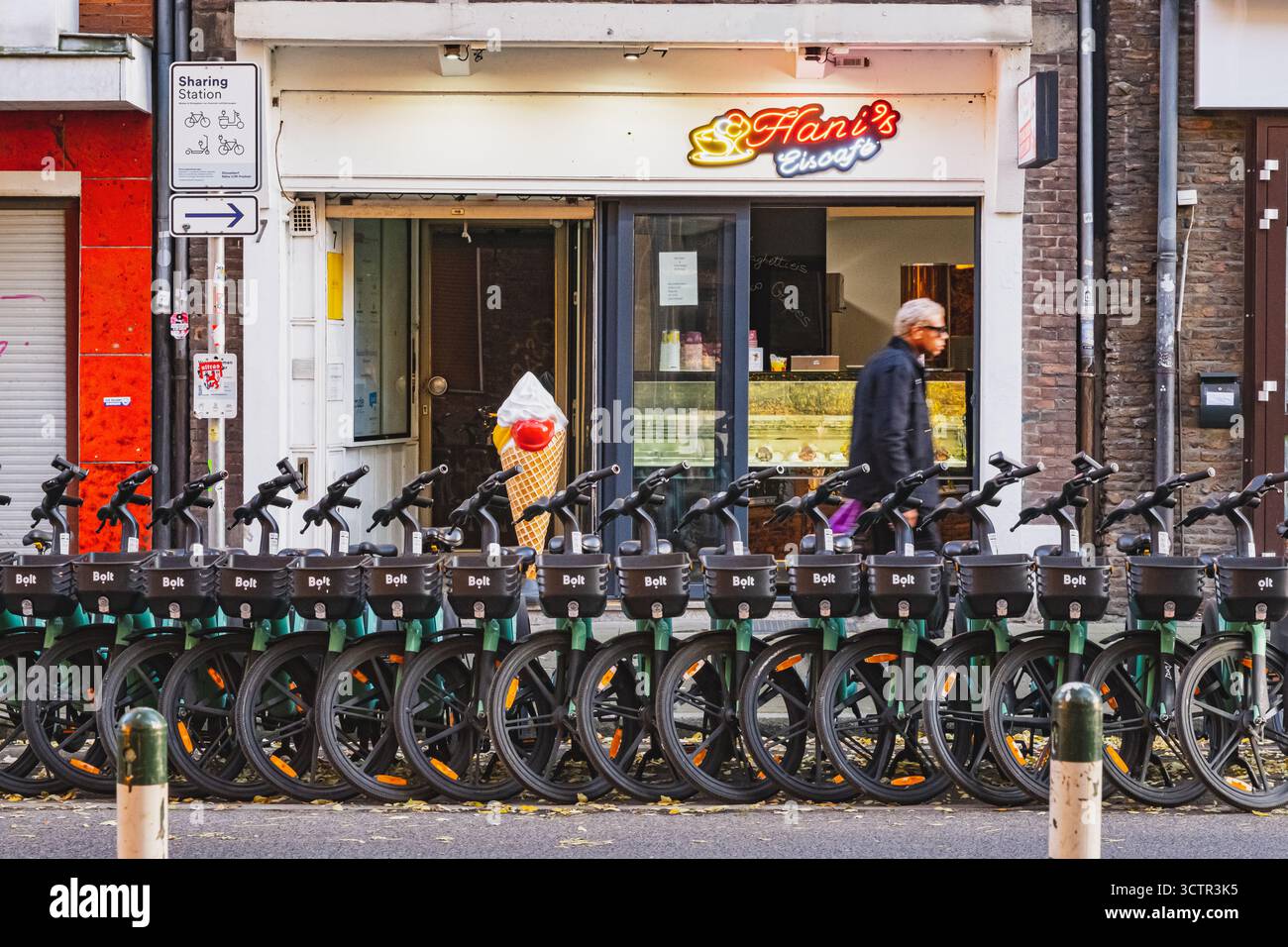 Rangée de vélos Bolt électriques verts garés à une station de partage dans le vieux centre-ville de Dusseldorf Banque D'Images