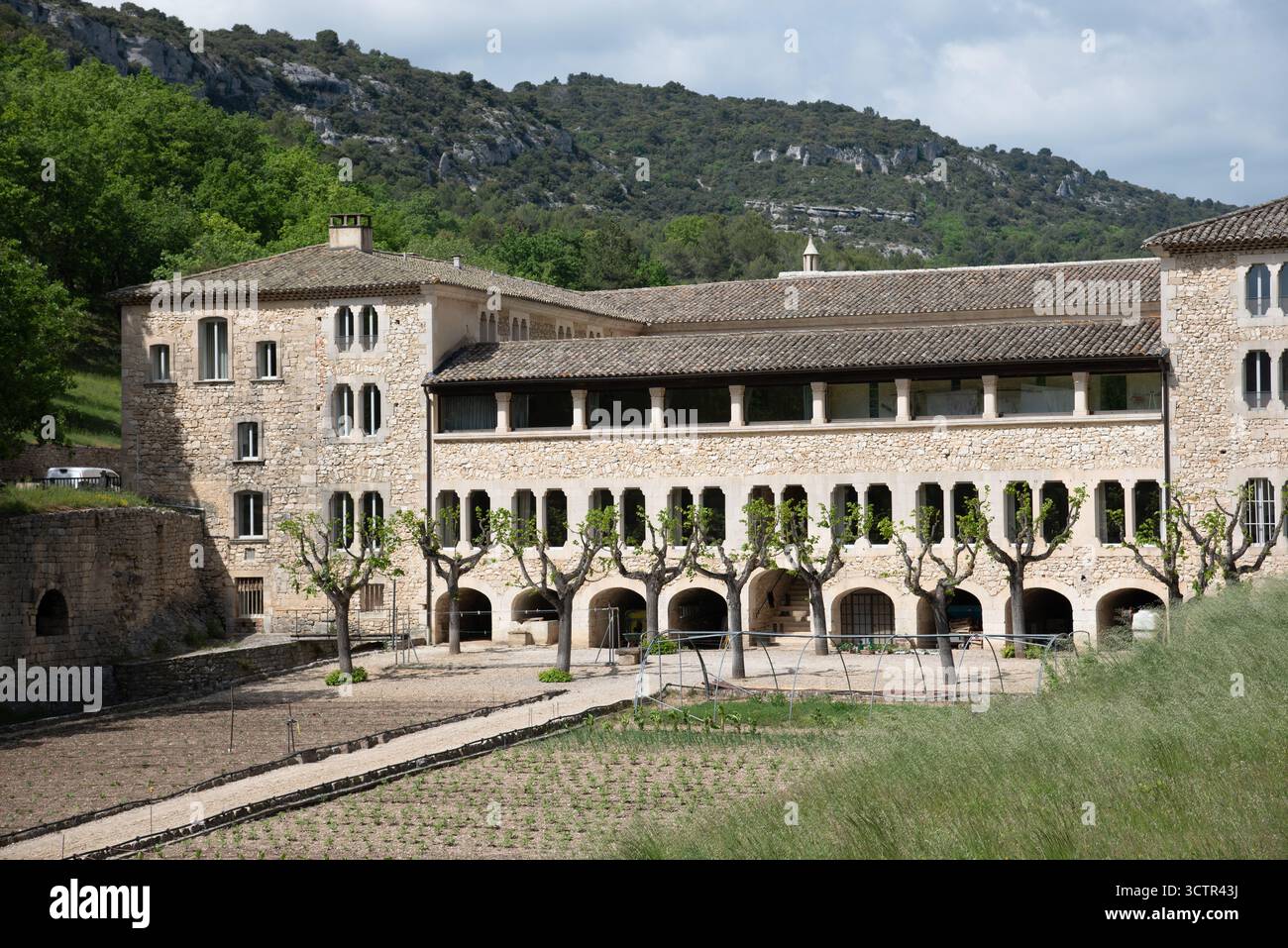 Aile résidentielle, quartiers des moines, Hôtel et hébergement du Monastère cistercien ou de l'Abbaye de Sénanque près de Gordes Vaucluse Luberon Provence France Banque D'Images