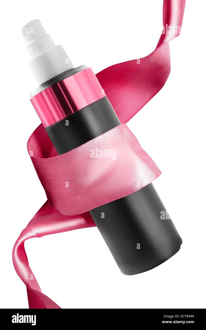 Bouteille cosmétique de pulvérisation noire attachée avec un ruban de satin rose isolé sur blanc Banque D'Images