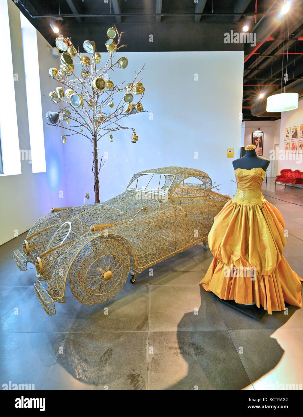 Espagne Andalousie Malaga détail robes vintage et voitures au Museo Automovilistico de Malaga Auto Museum de Malaga voitures et de la mode Banque D'Images