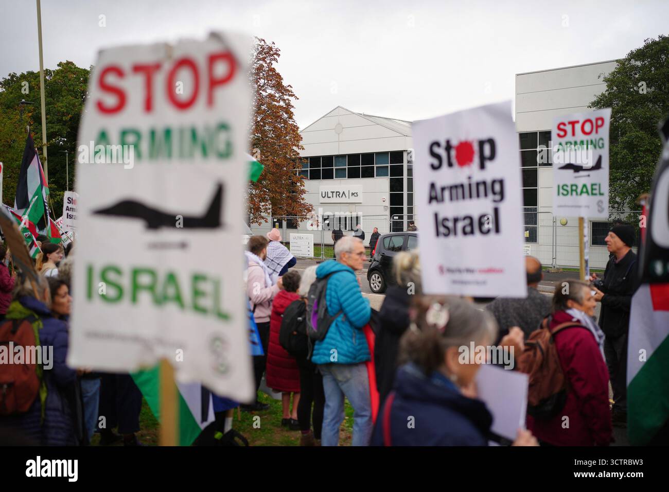 Les gens prennent part à une manifestation devant le siège d'Ultra Precision Control Systems à Cheltenham, dans le cadre d'une manifestation organisée par des militants pro-palestiniens sur des sites à travers le pays fournissant des pièces d'avion de chasse F-35 utilisées par Israël pour bombarder la bande de Gaza, appelant le gouvernement à imposer un embargo total sur les armes à Israël. Date de la photo : mercredi 8 octobre 2025. Banque D'Images Les gens prennent part à une manifestation devant le siège d'Ultra Precision Control Systems à Cheltenham, dans le cadre d'une manifestation organisée par des militants pro-palestiniens sur des sites à travers le pays fournissant des pièces d'avion de chasse F-35 utilisées par Israël pour bombarder la bande de Gaza, appelant le gouvernement à imposer un embargo total sur les armes à Israël. Date de la photo : mercredi 8 octobre 2025. Banque D'Images