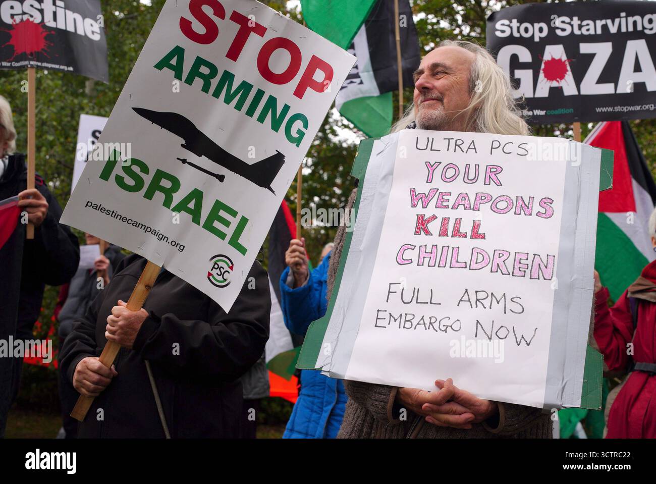 Les gens prennent part à une manifestation devant le siège d'Ultra Precision Control Systems à Cheltenham, dans le cadre d'une manifestation organisée par des militants pro-palestiniens sur des sites à travers le pays fournissant des pièces d'avion de chasse F-35 utilisées par Israël pour bombarder la bande de Gaza, appelant le gouvernement à imposer un embargo total sur les armes à Israël. Date de la photo : mercredi 8 octobre 2025. Banque D'Images Les gens prennent part à une manifestation devant le siège d'Ultra Precision Control Systems à Cheltenham, dans le cadre d'une manifestation organisée par des militants pro-palestiniens sur des sites à travers le pays fournissant des pièces d'avion de chasse F-35 utilisées par Israël pour bombarder la bande de Gaza, appelant le gouvernement à imposer un embargo total sur les armes à Israël. Date de la photo : mercredi 8 octobre 2025. Banque D'Images
