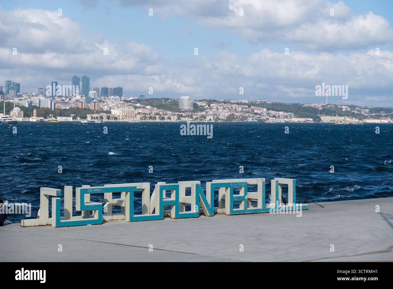 02 OCT 2025 - Istanbul, Turquie - le panneau Bienvenue à Istanbul sur le quai surplombant la vieille ville du Bosphore et le terminal des bateaux de croisière Banque D'Images