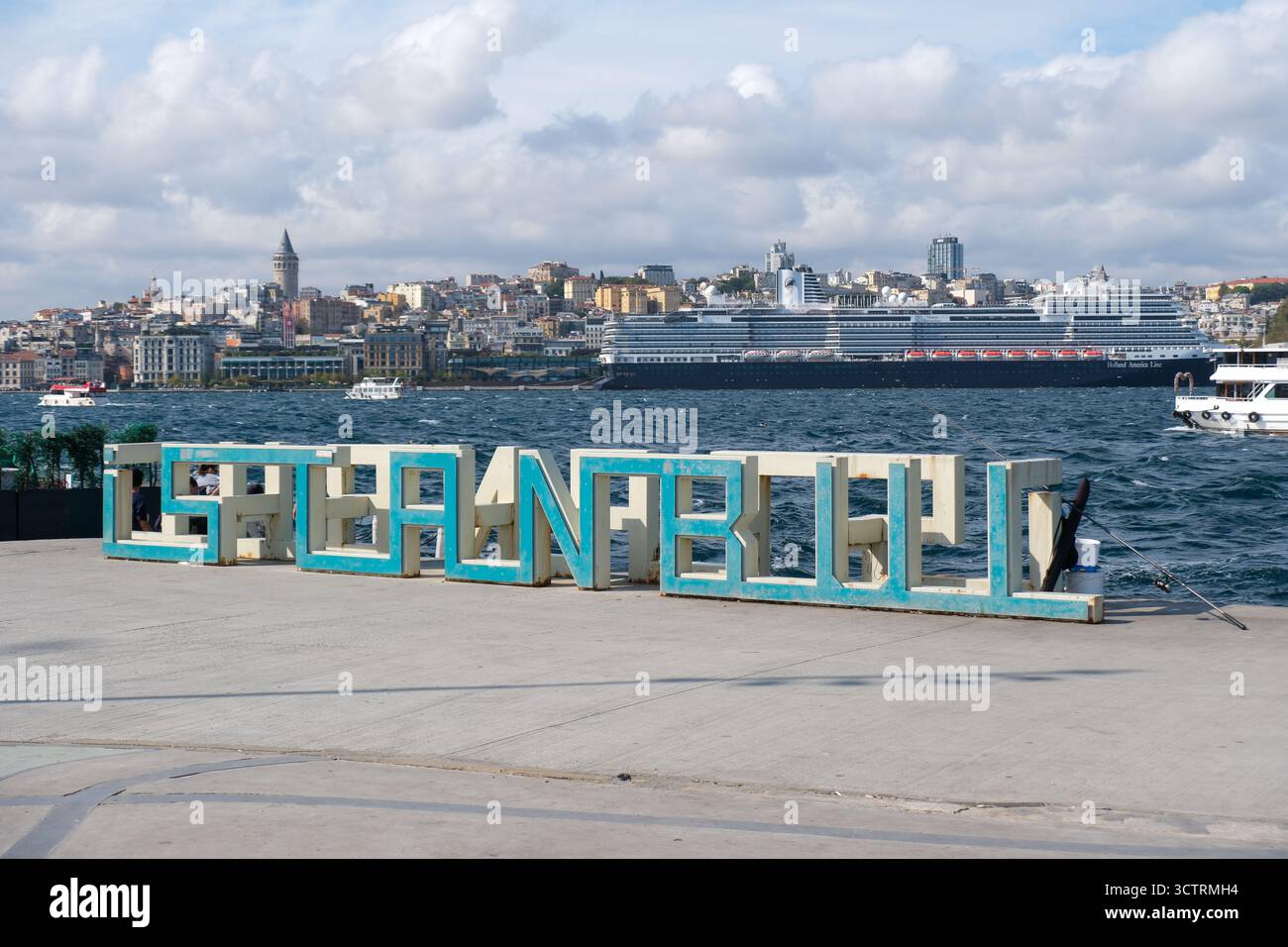 02 OCT 2025 - Istanbul, Turquie - le panneau Bienvenue à Istanbul sur le quai surplombant la vieille ville du Bosphore et le terminal des bateaux de croisière Banque D'Images
