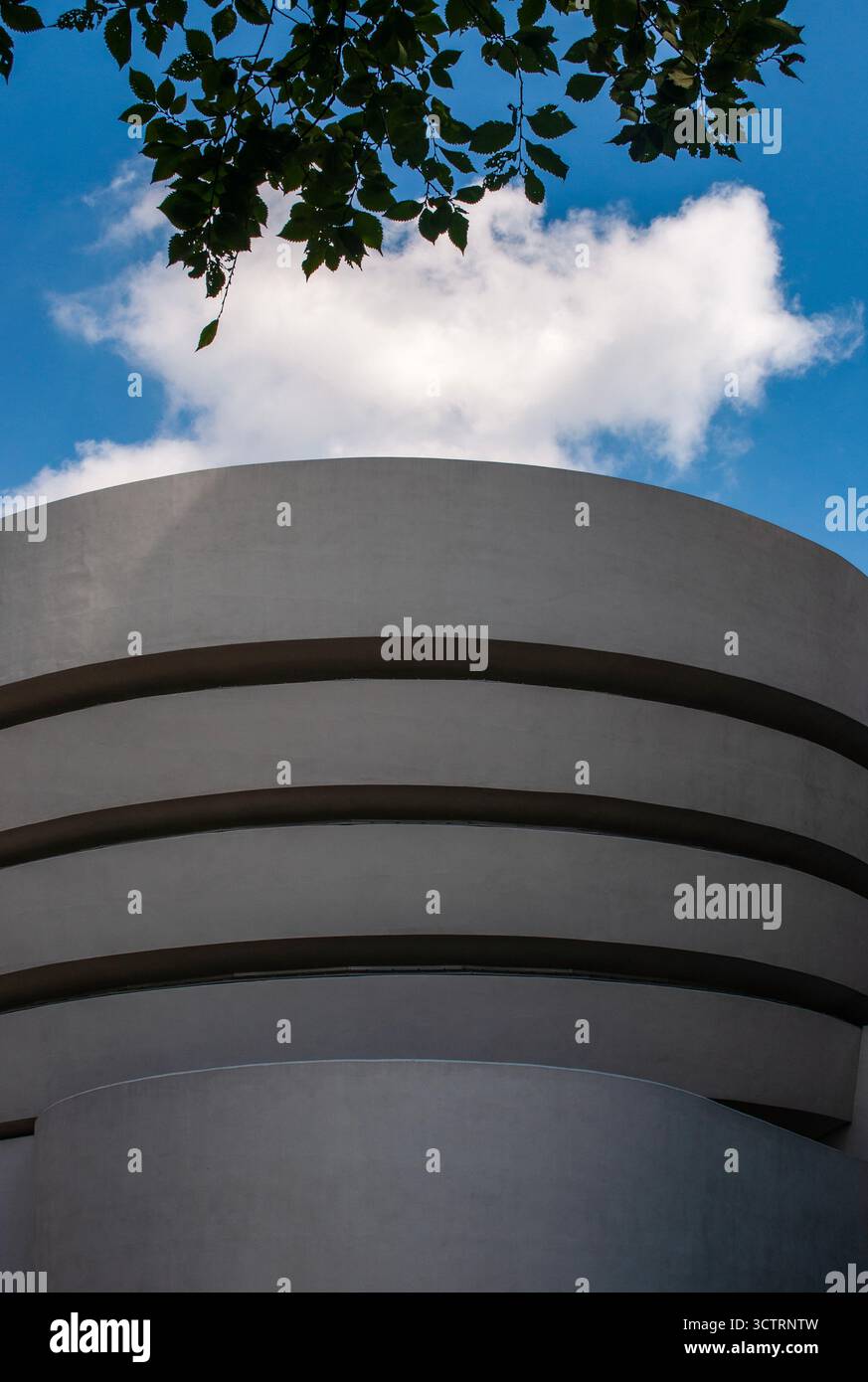 New York, États-Unis : bâtiment extérieur du musée Solomon R. Guggenheim par Frank Lloyd Wright sur la Cinquième Avenue Banque D'Images