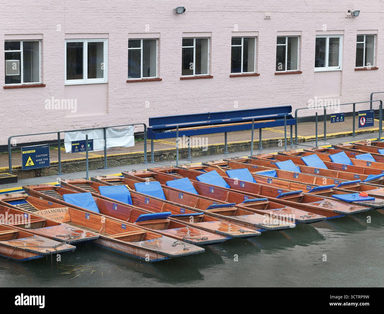 Pas de clients pour punting à Cambridge, Angleterre, un jour de pluie. Banque D'Images