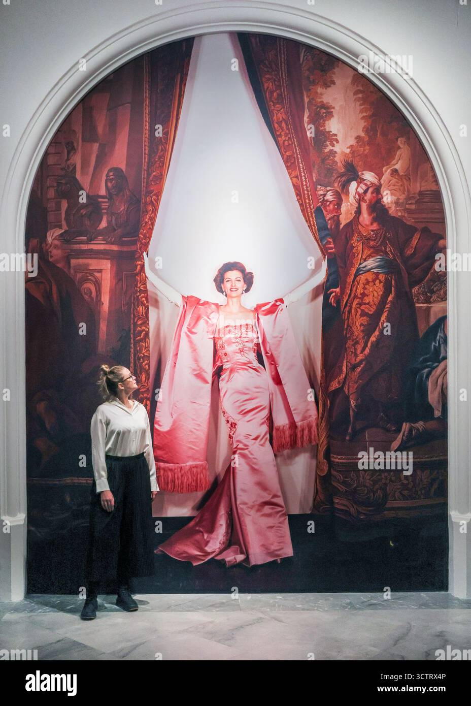 Londres, Royaume-Uni. 08 octobre 2025. Personnel de la galerie avec Cecil Beaton, détail de Joan Romano dans une publicité inédite pour modes, 1956. Le monde à la mode de Cecil Beaton ouvre ses portes le 9 octobre à la National Portrait Gallery et se poursuit jusqu'au 11 janvier 2026. Crédit : Imageplotter/Alamy Live News Banque D'Images