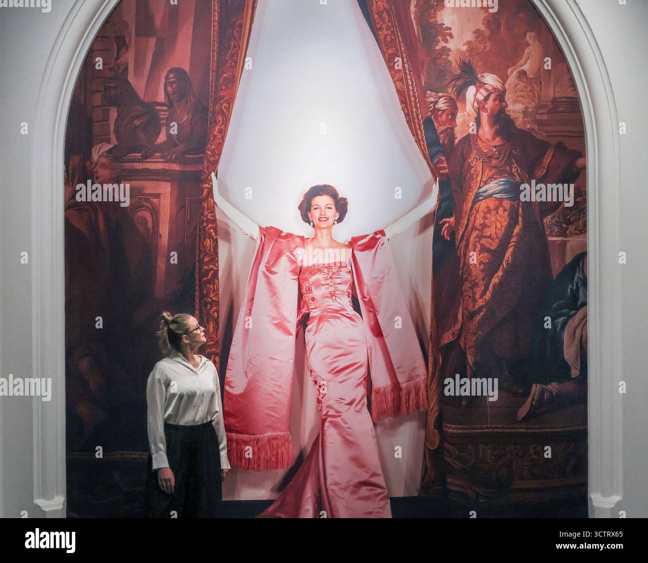 Londres, Royaume-Uni. 08 octobre 2025. Personnel de la galerie avec Cecil Beaton, détail de Joan Romano dans une publicité inédite pour modes, 1956. Le monde à la mode de Cecil Beaton ouvre ses portes le 9 octobre à la National Portrait Gallery et se poursuit jusqu'au 11 janvier 2026. Crédit : Imageplotter/Alamy Live News Banque D'Images