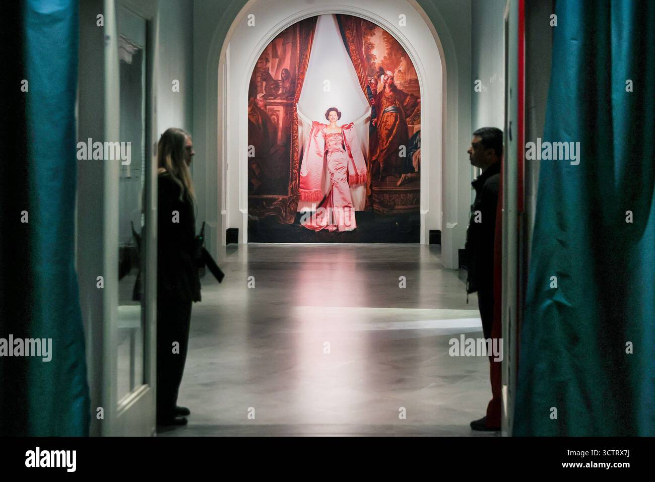 Londres, Royaume-Uni. 08 octobre 2025. Personnel de la galerie avec Cecil Beaton, détail de Joan Romano dans une publicité inédite pour modes, 1956. Le monde à la mode de Cecil Beaton ouvre ses portes le 9 octobre à la National Portrait Gallery et se poursuit jusqu'au 11 janvier 2026. Crédit : Imageplotter/Alamy Live News Banque D'Images