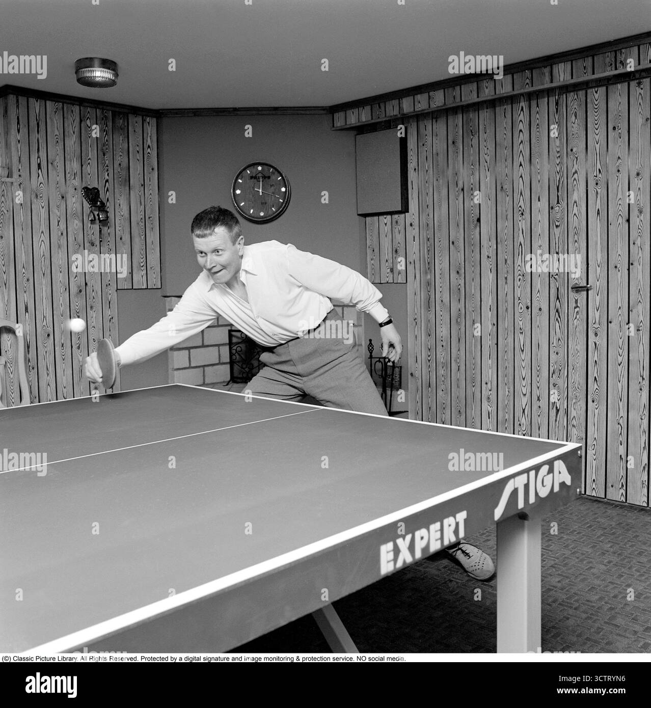 Tennis de table 1967. Le chanteur Thore Skogman (1931-2007) jouait au tennis de table dans la salle du sous-sol de sa maison. Banque D'Images