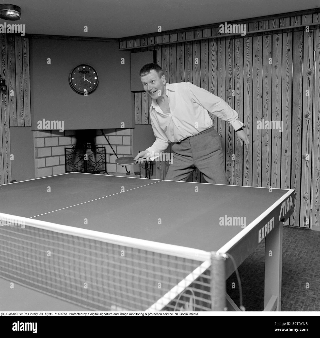 Tennis de table 1967. Le chanteur Thore Skogman (1931-2007) jouait au tennis de table dans la salle du sous-sol de sa maison. Banque D'Images