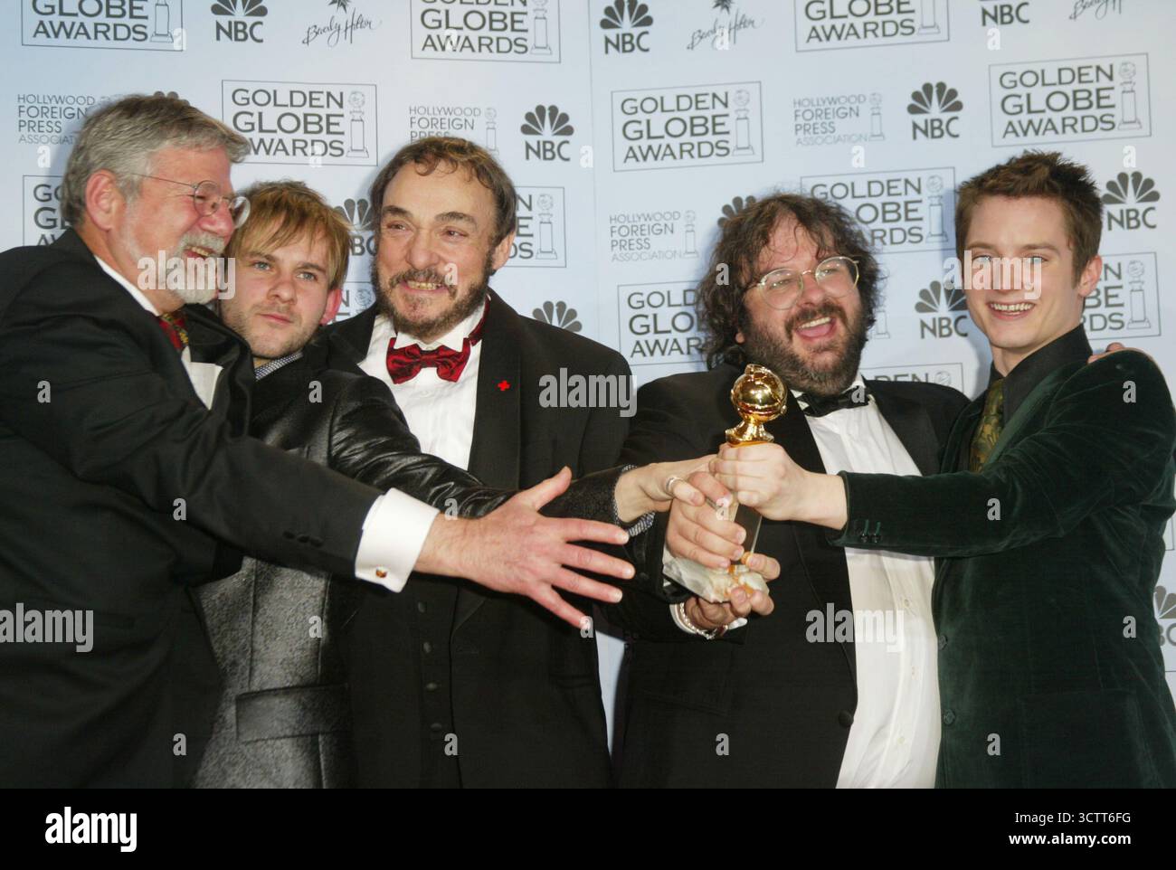 Bernard Hill, Dominic Monaghan, John Rhys Davis, Peter Jackson et Elijah Wood de 'Lord of the Rings' au Golden Globes 2004, Beverly Hilton Hotel, LOUISIANE - janvier 25 2004 Banque D'Images