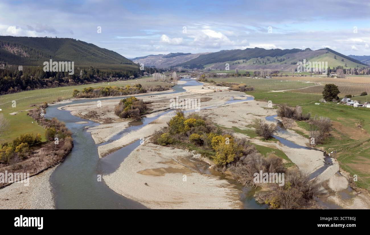 Vue aérienne de la rivière Motueka récemment inondée traversant des terres agricoles, Kohatu, Tasman, Nouvelle-Zélande. Banque D'Images