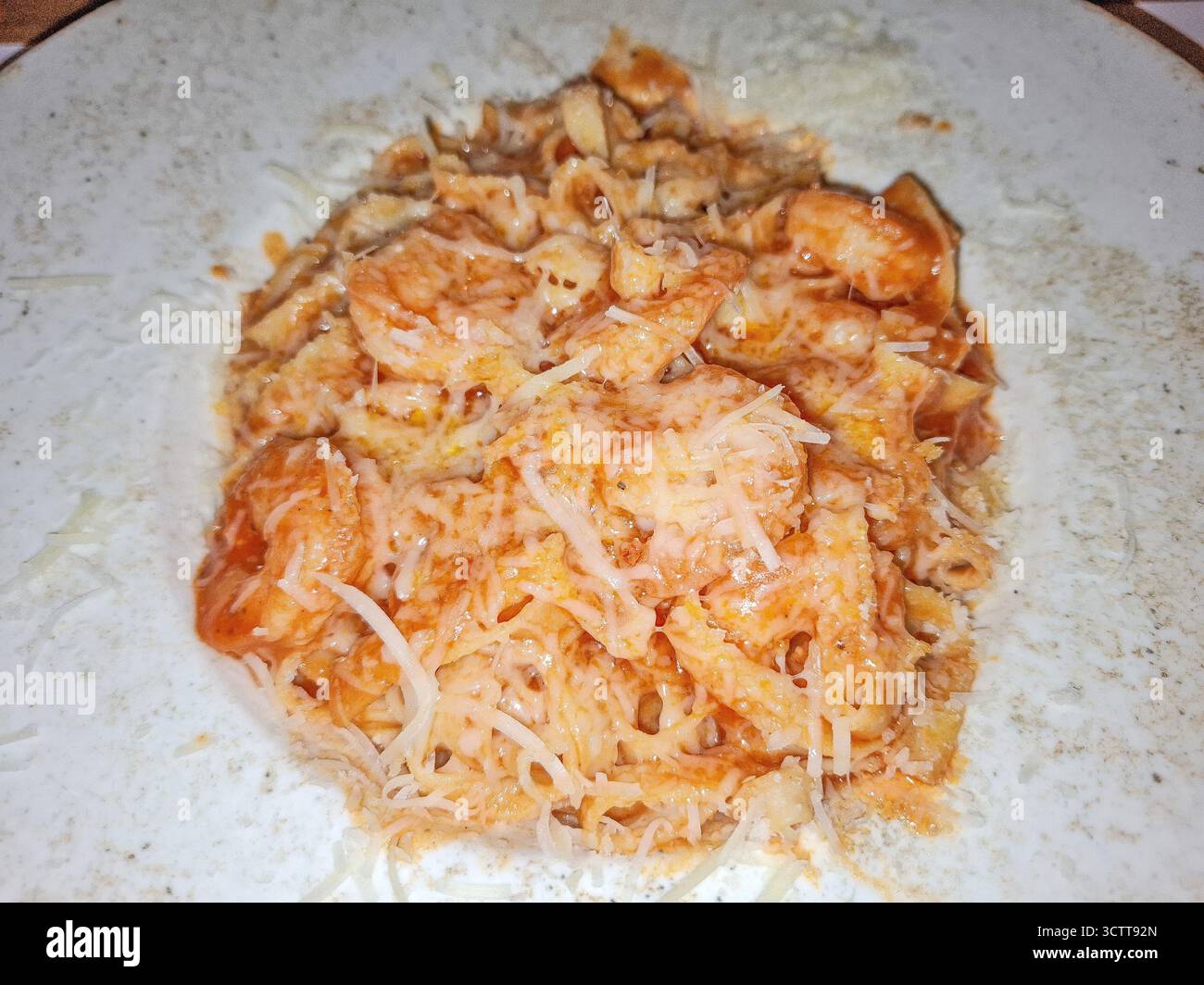 Tagliatelles aux crevettes, sauce rouge, tomates cerises et parmesan Banque D'Images