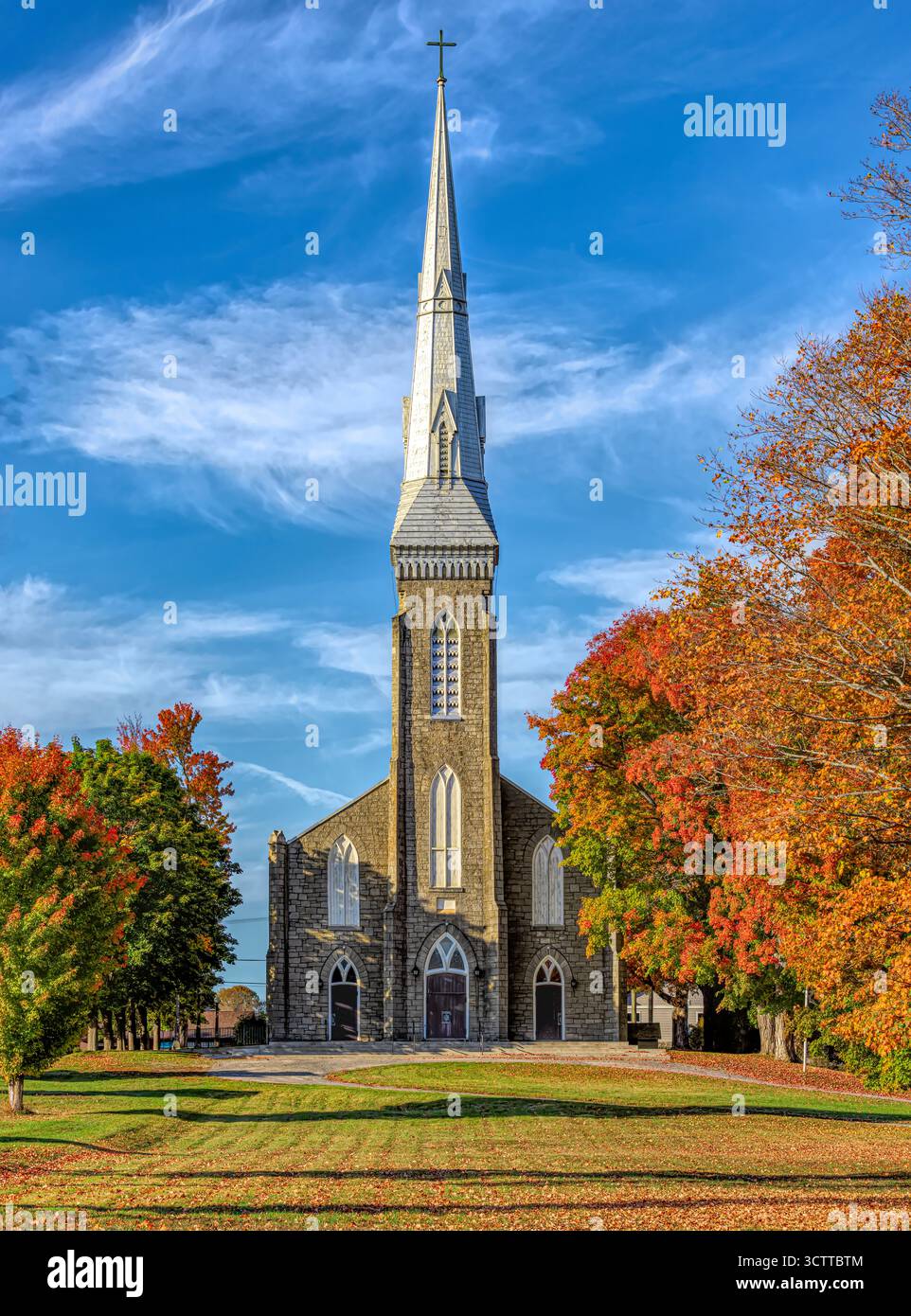 Conservez l'église catholique d'Edward à Westport, en Ontario, avec des feuilles colorées en arrière-plan par une fraîcheur journée d'automne Banque D'Images