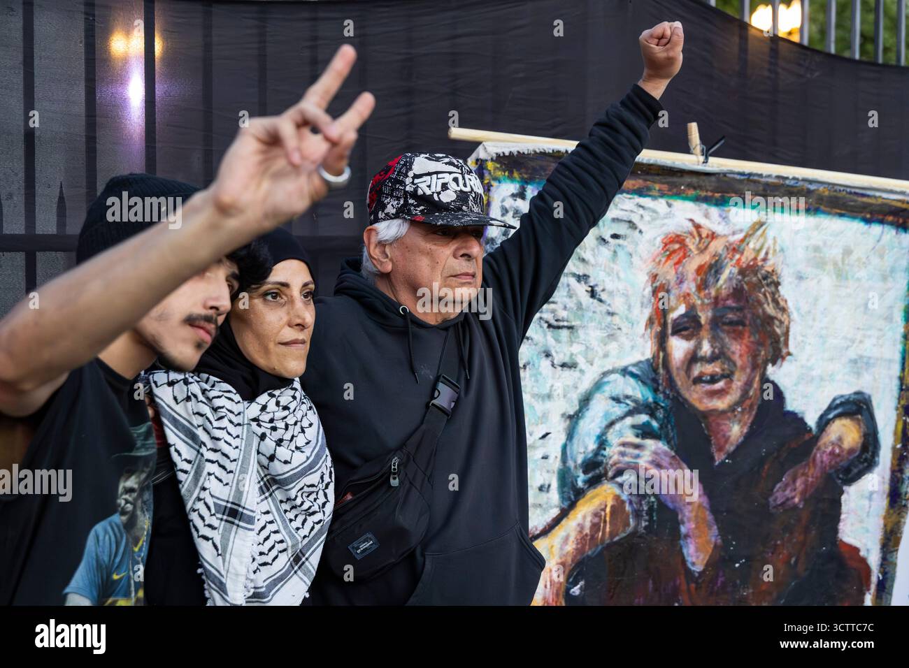 Buenos Aires, Argentine. 07 octobre 2025. Les manifestants font des gestes pendant la manifestation. Le Comité argentin de solidarité avec le peuple palestinien a appelé à une marche pour répudier et condamner le génocide perpétré à Gaza par l'État d'Israël. Des organisations sociales, politiques et de défense des droits de l'homme y ont participé. (Photo de Rosana Alvarez Mullner/SOPA images/SIPA USA) crédit : SIPA US/Alamy Live News Banque D'Images