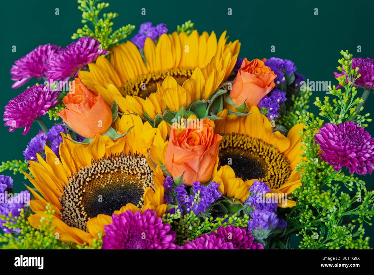Bouquet de diverses fleurs, cultivées localement rose, tournesol, chrysanthèmes, lavandes de mer Banque D'Images