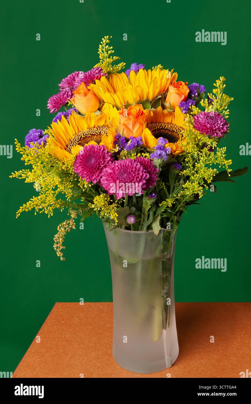 Bouquet de diverses fleurs, cultivées localement rose, tournesol, chrysanthèmes, lavandes de mer Banque D'Images