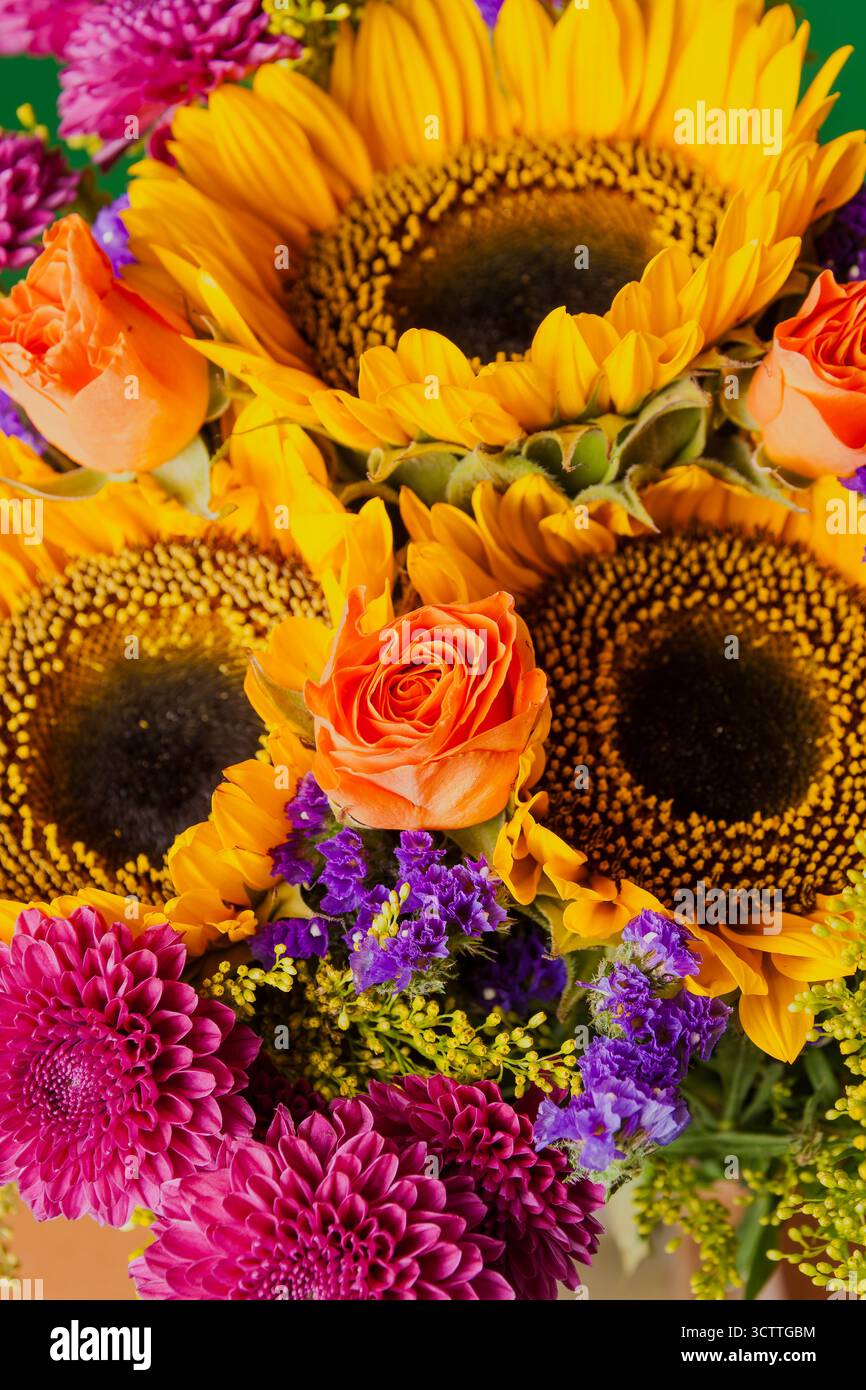 Bouquet de diverses fleurs, cultivées localement rose, tournesol, chrysanthèmes, lavandes de mer Banque D'Images