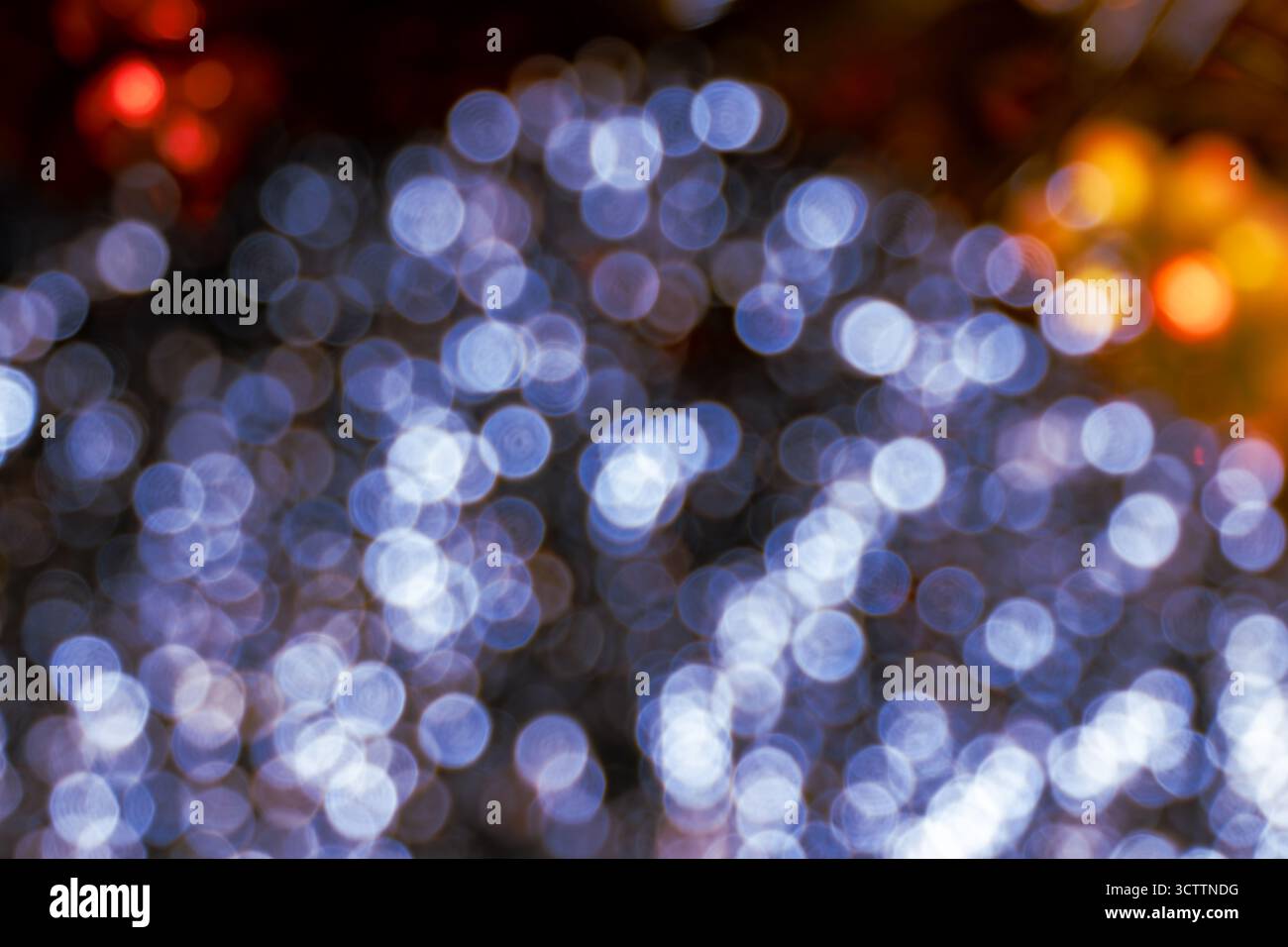 Bokeh bleu flou sur fond sombre - lumières floues abstraites chaudes, idéales pour le papier peint et la toile de fond Banque D'Images