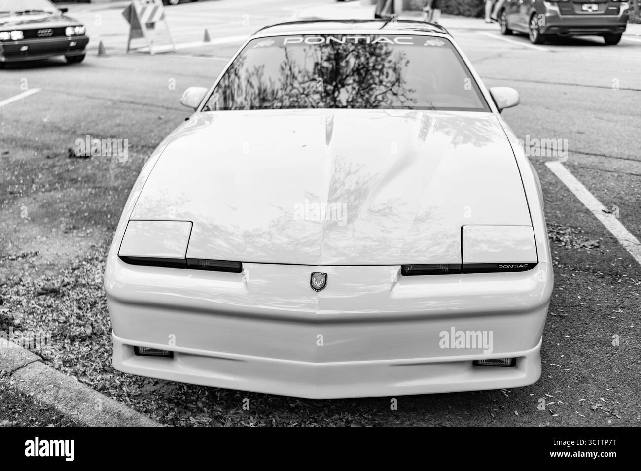 Chicago, Illinois - 29 septembre 2024 : 1992 Pontiac Firebird TRANS Am GTA couleur blanche. Pontiac Firebird TRANS Am GTA 1992 stationné dans la rue. avant Banque D'Images