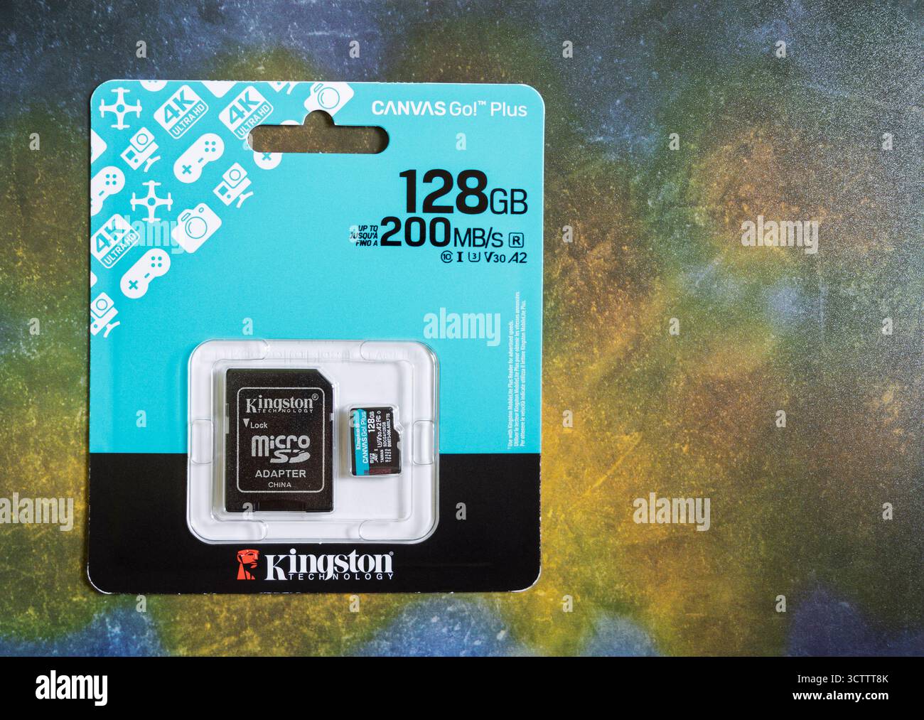 Kingston Canvas Go plus 128 Go carte micro SD rapide isolé sur fond abstrait Banque D'Images