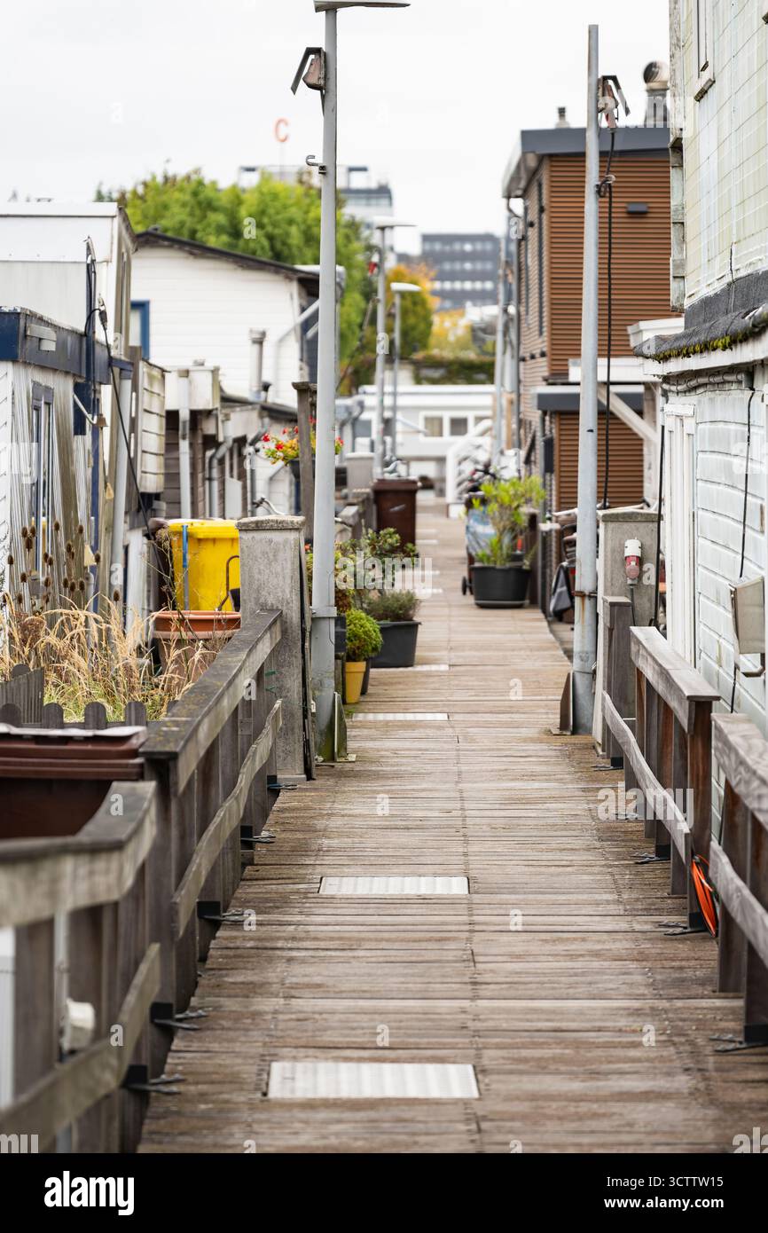 Étroite rue vide entre de petites maisons en bois au bord de l'eau, calme vue sur la rivière de la perspective latérale Banque D'Images