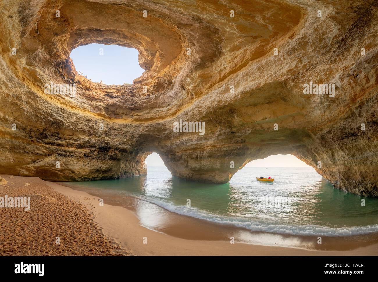 Kayak repose à la célèbre grotte marine de Benagil en Algarve Portugal Banque D'Images