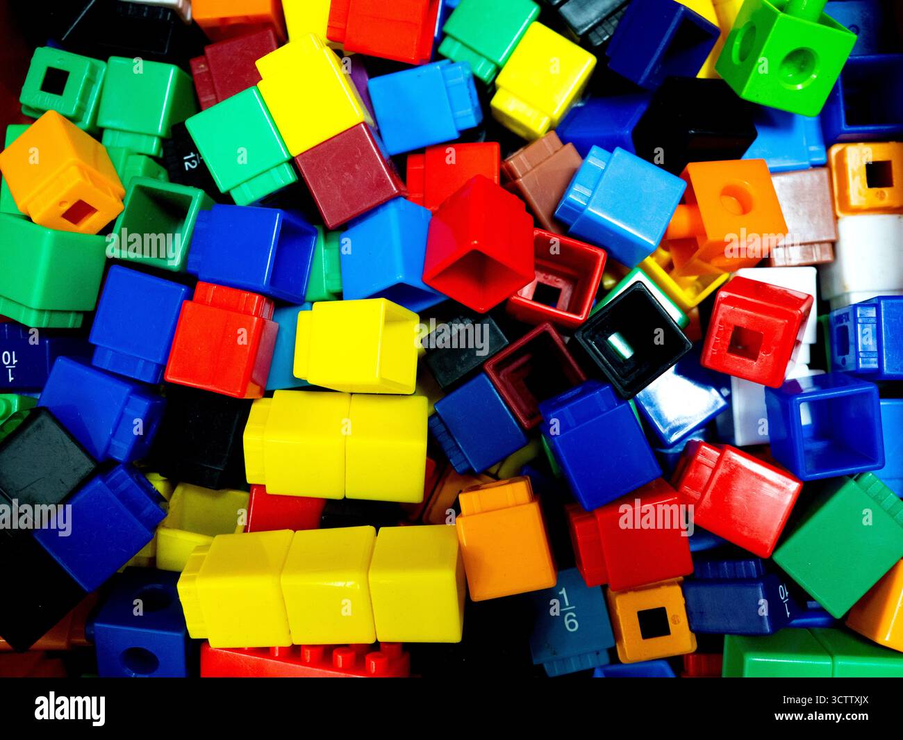 Un tas vibrant de blocs de jouets en plastique multicolores de différentes formes et tailles, idéal pour le jeu des enfants et l'apprentissage précoce. Ces lumineux bâtiment blo Banque D'Images