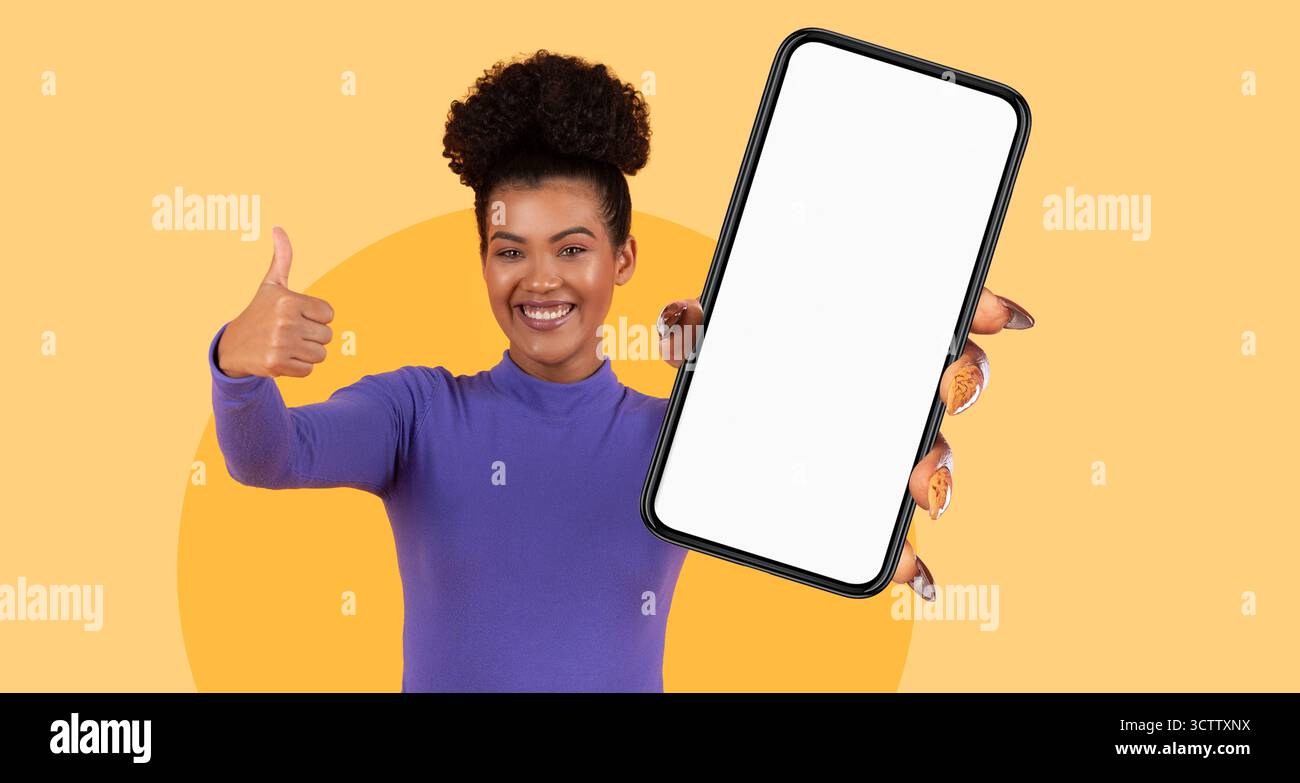Femme heureuse donnant Thumbs Up tout en tenant smartphone avec écran vierge en arrière-plan vibrant Banque D'Images