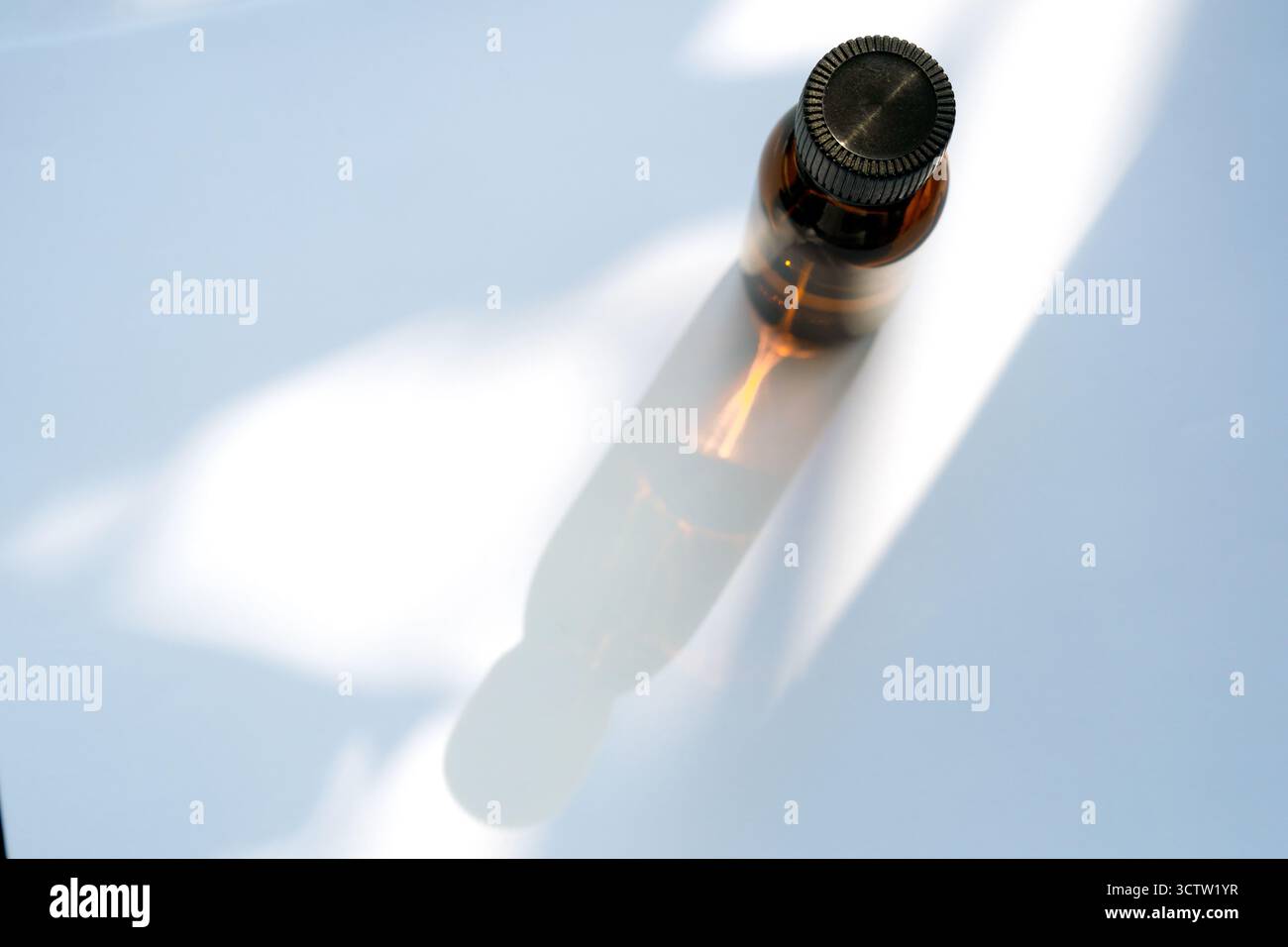 Bouteille en verre ambré isolée sur fond blanc Banque D'Images