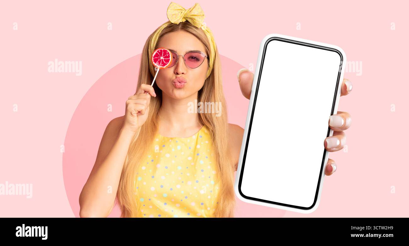 Collage estival amusant mettant en vedette une jeune femme avec une sucette et un smartphone dans un fond rose vibrant Banque D'Images