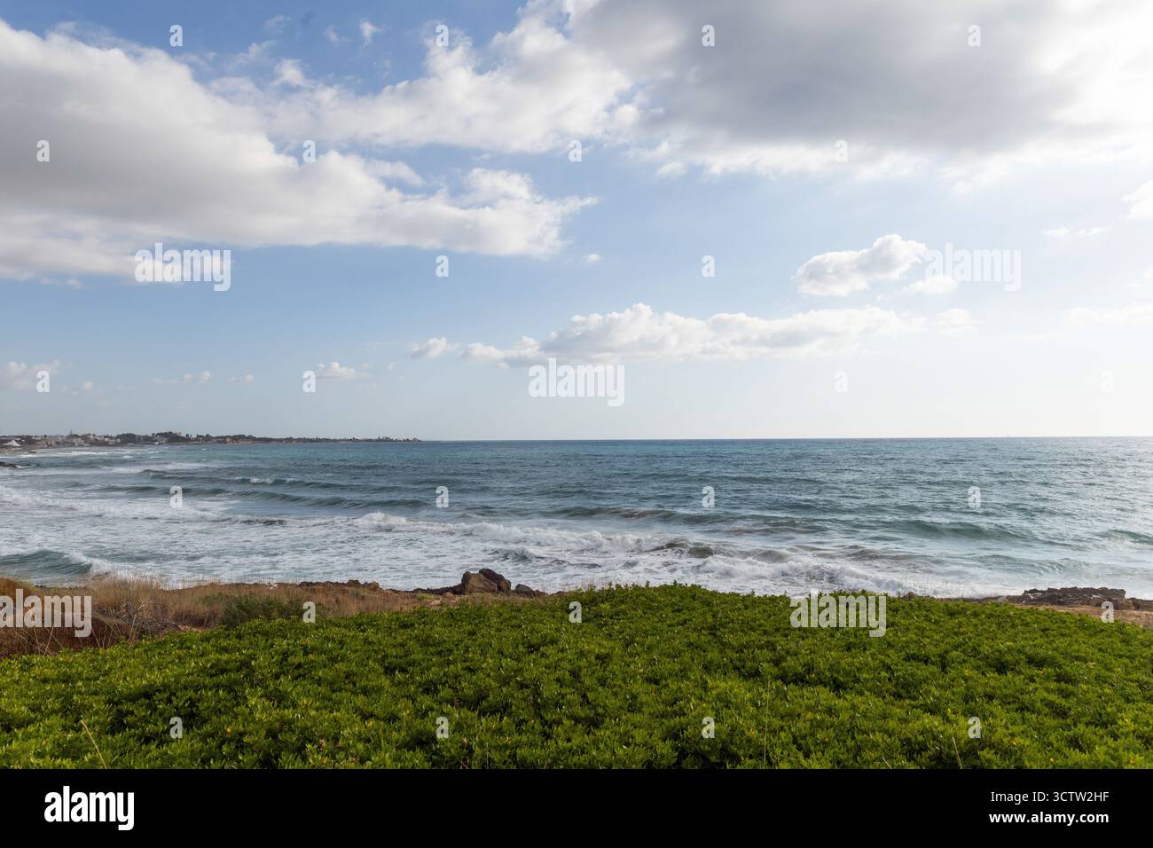 Paysage marin paisible avec collines verdoyantes, lumière douce du soleil et océan calme. Photo de haute qualité Banque D'Images