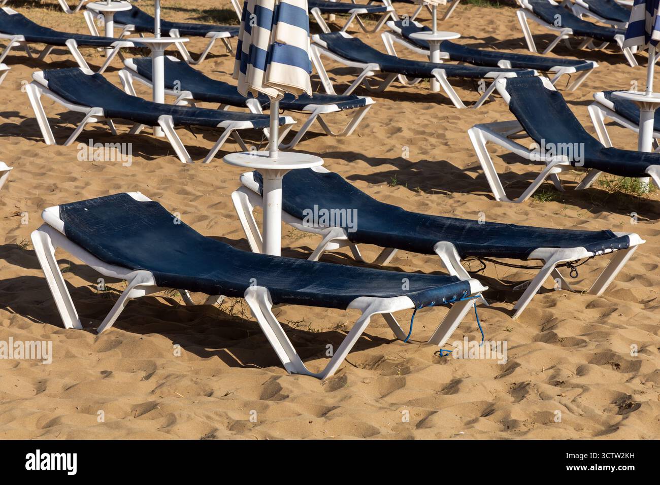 Destination de vacances ensoleillée avec chaises vides et parasols. Photo de haute qualité Banque D'Images