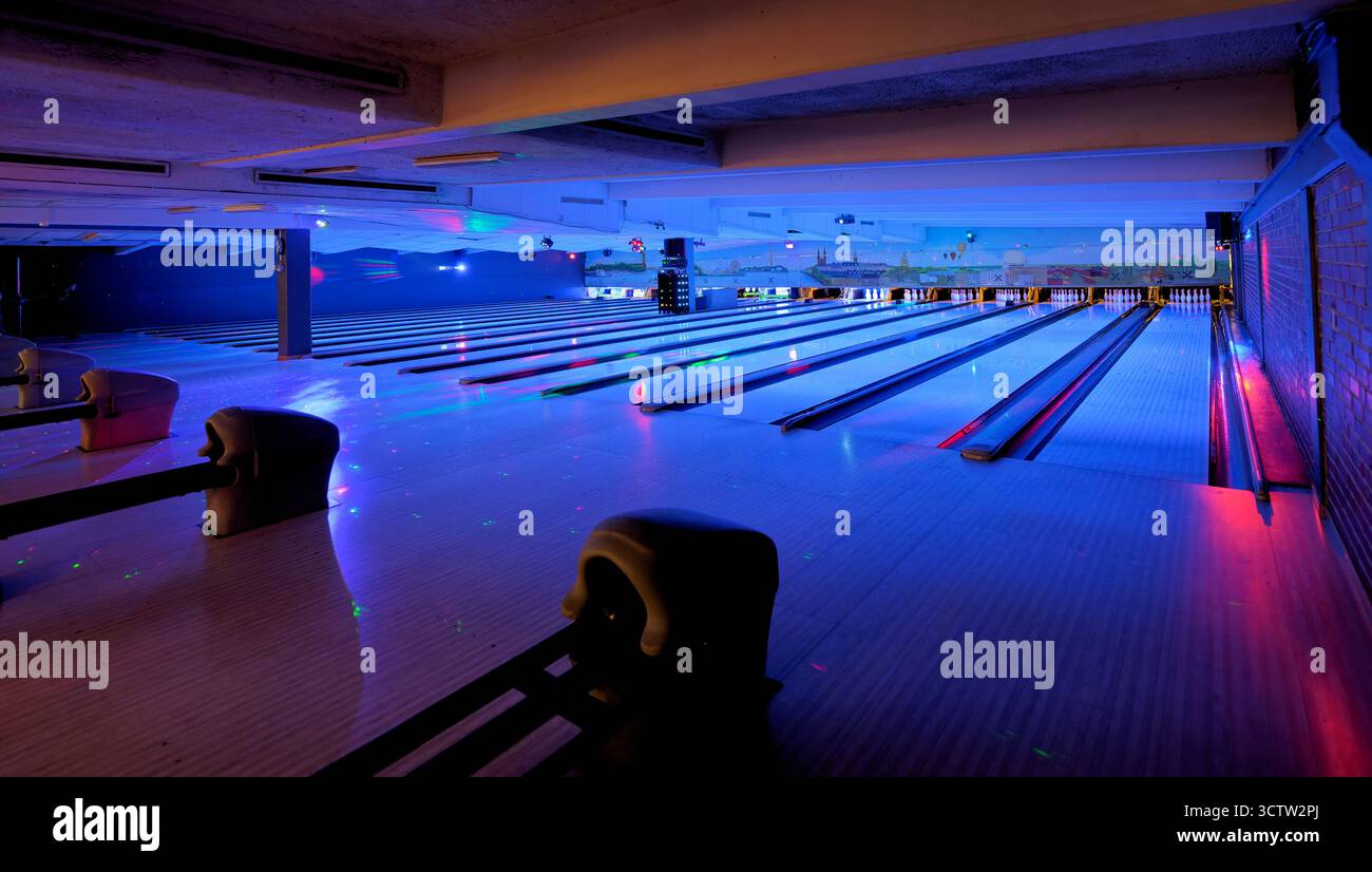 Piste de bowling vide prête pour le bowling disco Banque D'Images