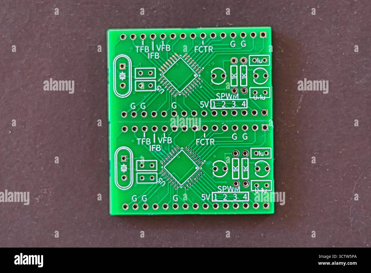 'PCB', également connu sous le nom de carte de circuit imprimé, est fait de différents matériaux non conducteurs utilisés pour supporter physiquement et connecter la prise de montage en surface Banque D'Images