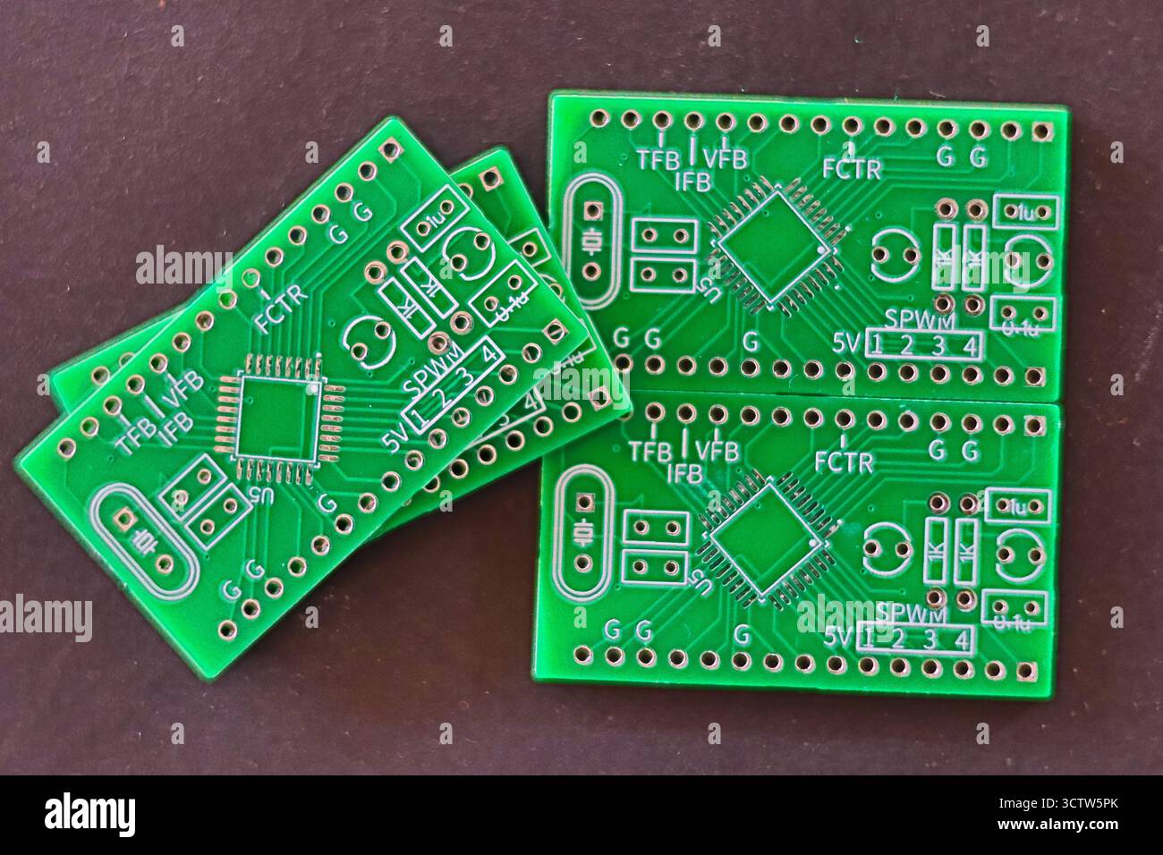 'PCB', également connu sous le nom de carte de circuit imprimé, est fait de différents matériaux non conducteurs utilisés pour supporter physiquement et connecter la prise de montage en surface Banque D'Images