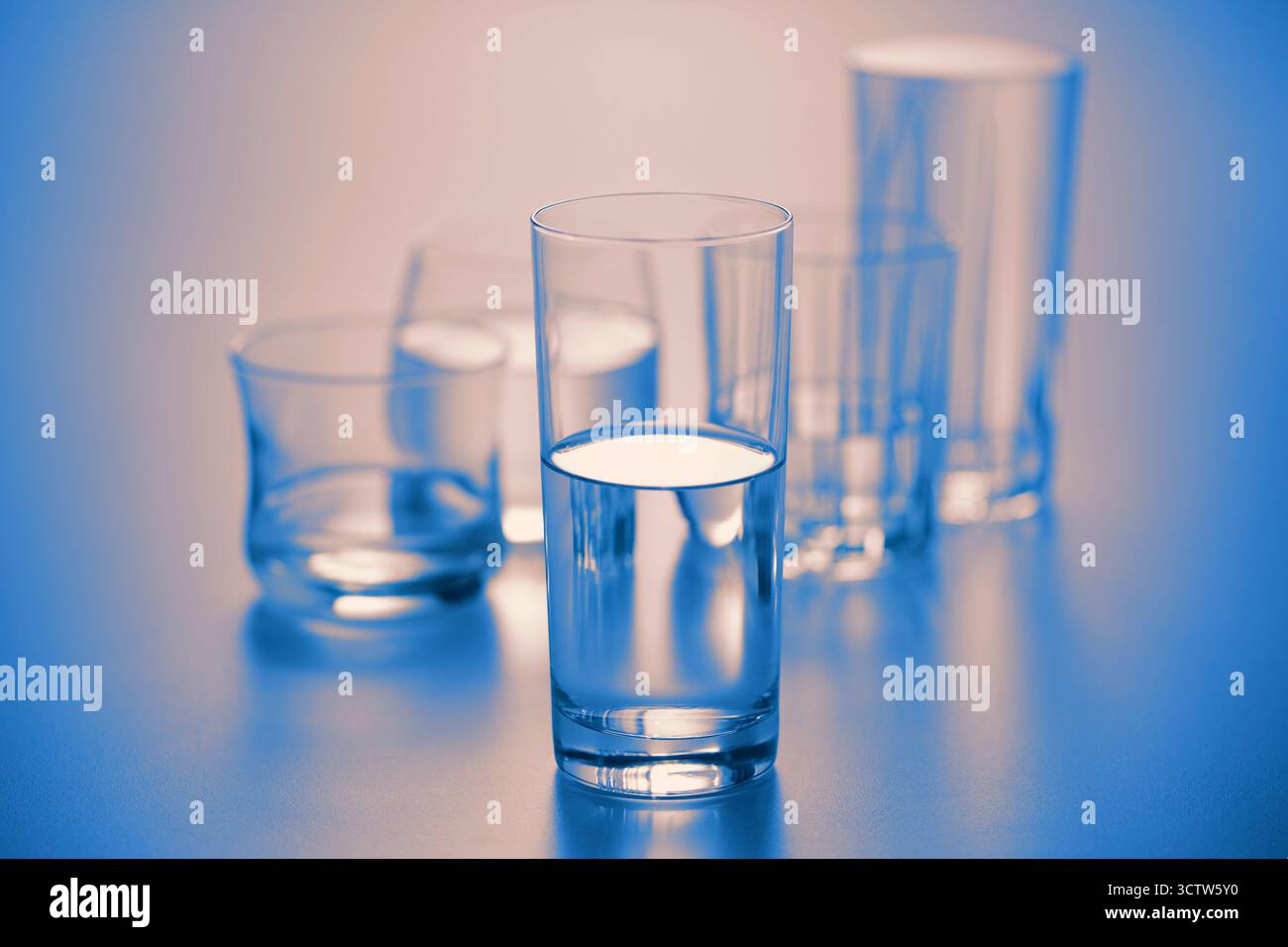 Votre verre est-il à moitié plein ou à moitié vide ? Banque D'Images