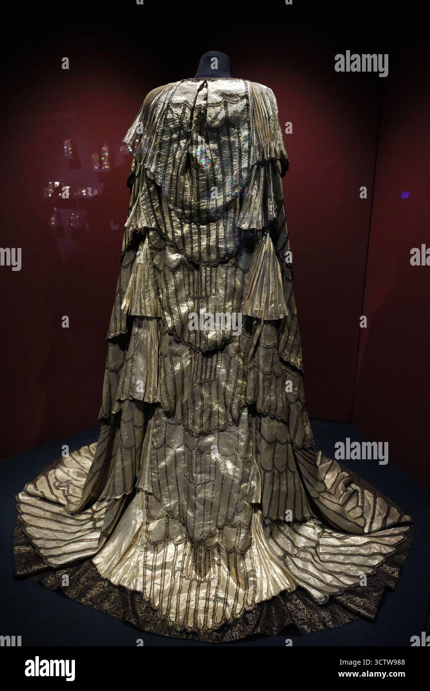 Exposition le mystère de Cléopâtre du 11 juin 2025 au 11 janvier 2026. Parmi les grandes figures féminines de l'histoire, Cléopâtre, le dernier souverain de l'Egypte, est la plus populaire. Une sombre légende puis une figure universelle se sont forgées autour d’elle, associant passion et mort, sensualité et cruauté, richesse et guerre, politique et féminisme. À l'Institut du monde arabe à Paris, France, le 7 octobre 2025. Manteau royal de Cléopâtre porté par Elizabeth Taylor dans le film Cléopâtre de Joseph L. Mankiewicz en 1963. Photo de Marie Hubert Psaila/ABACAPRESS.COM Banque D'Images