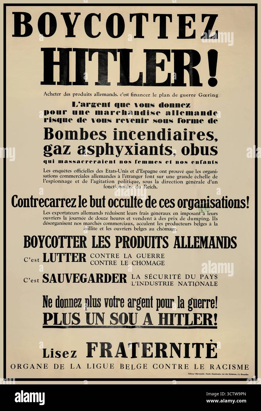 BOYCOTTER HITLER's 1930 affiche historique anti-racisme et anti-fascisme, créée par la Ligue belge contre le racisme. Le texte est en français et prône un boycott des marchandises allemandes pour s’opposer à Hitler et à son régime. Il avertit que l'argent dépensé pour les marchandises allemandes pourrait revenir sous forme de "bombes incendiaires, gaz asphyxiant, obus" et que boycotter les produits allemands est un moyen de lutter contre la guerre, le chômage, et de sauvegarder la sécurité nationale et l'industrie. SLOGAN : « PLUS UN SOU A HITLER ! » (Pas un sou de plus pour Hitler !) L'affiche est l'orgue de la Ligue belge contre le racisme Banque D'Images