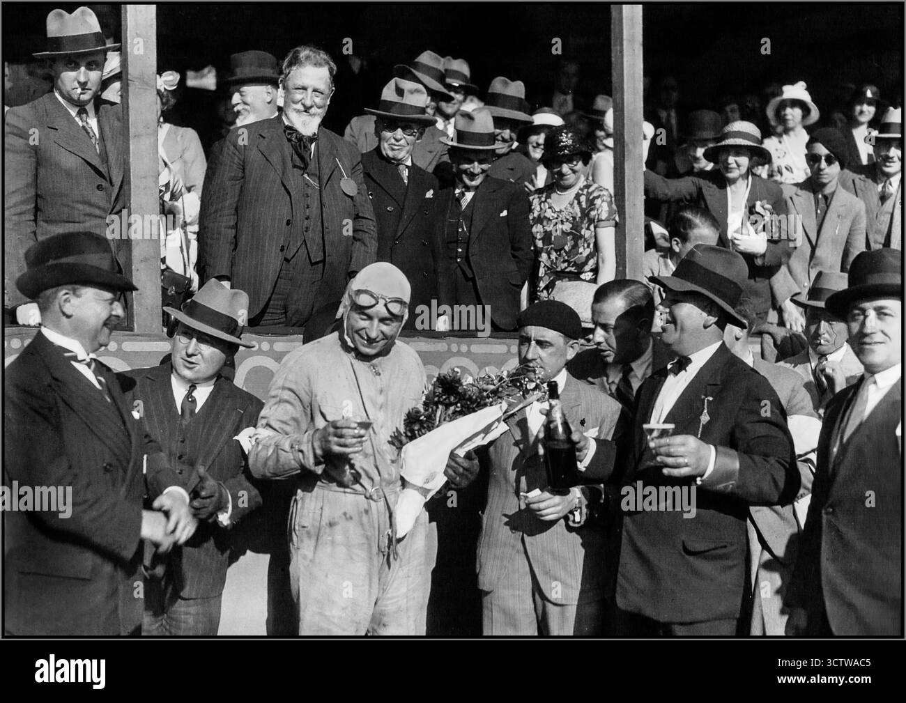 Vintage Nîmes Grand Prix automobile de Nîmes 1932 s'est tenu sur un circuit de rue à Nîmes (Boulevard Jean Jaurès). La course a été de 70 tours, la distance totale d'environ 203 km (environ 126,1 mi). Le vainqueur était Benoît Falchetto, un participant indépendant (privé), conduisant une Bugatti T35B (certaines sources indiquent également Bugatti T51) Nîmes Grand Prix Winner, Benoît Falchetto, Grand prix de Nîmes en vitesse date 1932 Banque D'Images