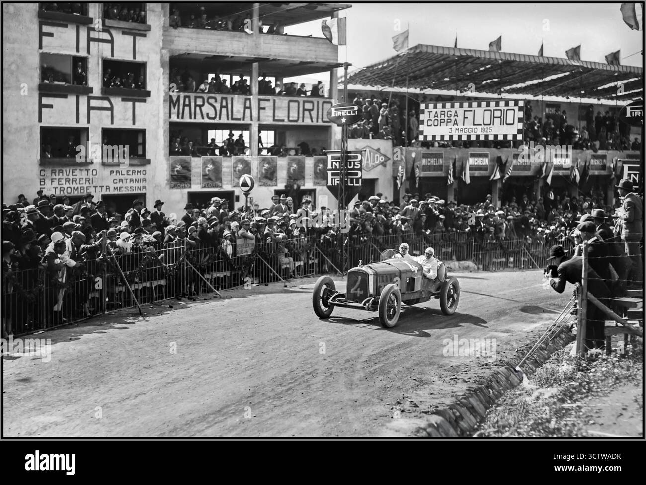 1925 Vintage, Targa Florio (course automobile sur le circuit des Madonies en Sicile) Boillot sur Peugeot (n°4) André Boillot a pris le départ très fort de la course, établissant un nouveau record non officiel du tour dès le premier tour avec un temps de 1 heure, 28 minutes, 44 secondes. La course était une compétition étroite entre les équipes d'usine de Bugatti et Peugeot. Boillot et son coéquipier Louis Wagner (#3) ont mené une grande partie de la première course. • La Targa Florio Winner : Boillot a finalement été dépassée par la Bugatti de Bartolomeo 'Meo' Costantini (#8), qui a remporté la course, et son coéquipier Louis Wagner a terminé 2e. Banque D'Images