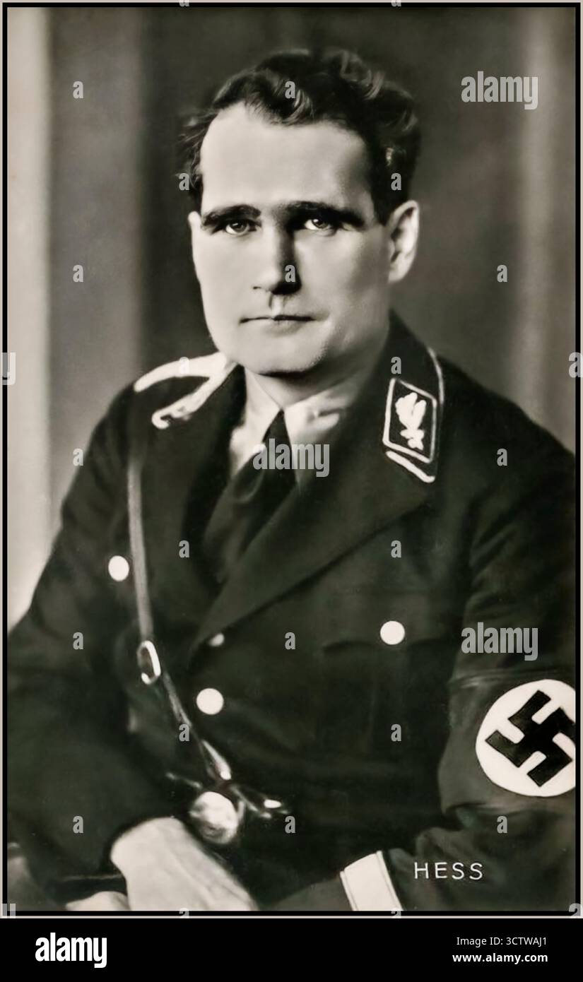 Le dirigeant nazi Rudolf Walter Richard Hess portrait officiel en uniforme militaire avec brassard swastika (Heß en allemand ; 26 avril 1894 – 17 août 1987) est un homme politique allemand, criminel de guerre et membre dirigeant du parti nazi en Allemagne. Nommé député Führer (Stellvertreter des Führers) d'Adolf Hitler en 1933, Hess occupe ce poste jusqu'en 1941, date à laquelle il vole seul pour l'Écosse dans une tentative de négocier la sortie du Royaume-Uni de la seconde Guerre mondiale. Il est fait prisonnier et reconnu coupable de crimes contre la paix. Purgeant une peine d'emprisonnement à perpétuité au moment de son suicide en 1987. Banque D'Images