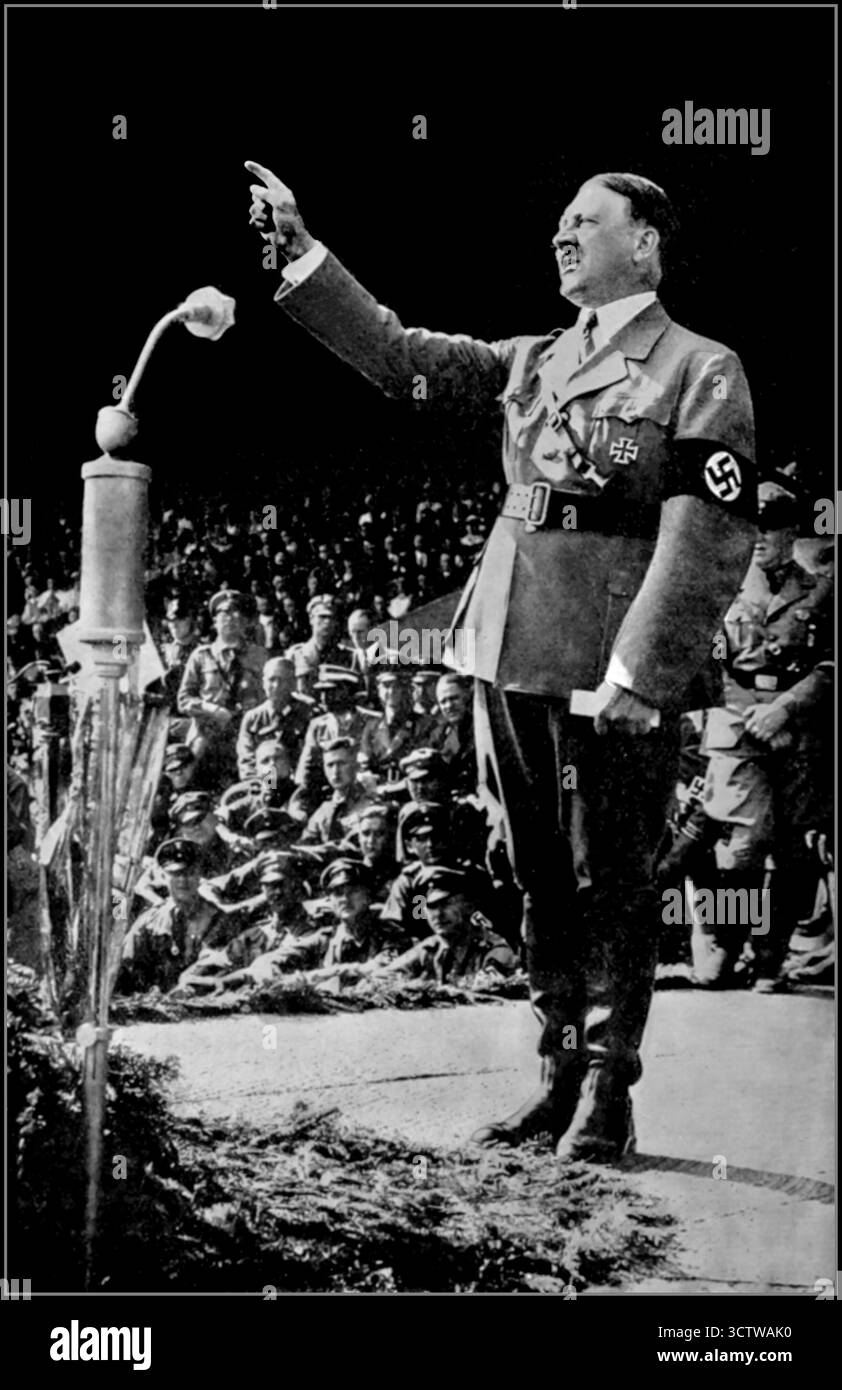NUREMBERG RALLIE LE DISCOURS D'HITLER 1934 discours d'Adolf Hitler, chef du parti nazi et Fuhrer d'Allemagne faisant un discours passionné avec sa main pointée, portant un uniforme militaire avec une croix de fer et un brassard Swastika. Le jour où il est devenu commandant en chef des forces armées allemandes nazies. Allemagne nazie 1934 Banque D'Images NUREMBERG RALLIE LE DISCOURS D'HITLER 1934 discours d'Adolf Hitler, chef du parti nazi et Fuhrer d'Allemagne faisant un discours passionné avec sa main pointée, portant un uniforme militaire avec une croix de fer et un brassard Swastika. Le jour où il est devenu commandant en chef des forces armées allemandes nazies. Allemagne nazie 1934 Banque D'Images