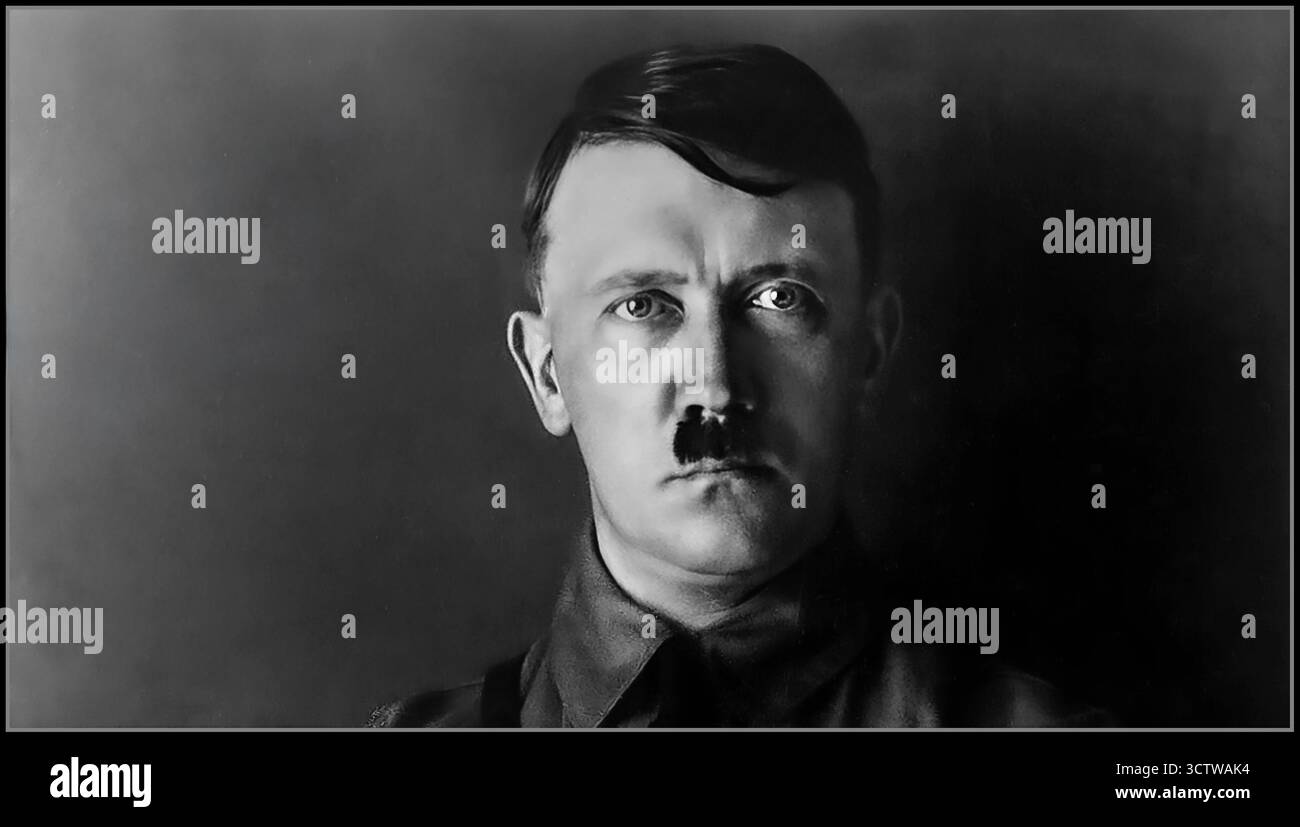 Portrait du studio Adolf Hitler en uniforme sa Sturmabteilung, vers 1930. Attribué à Heinrich Hoffman Studios Munich Allemagne nazie Banque D'Images Portrait du studio Adolf Hitler en uniforme sa Sturmabteilung, vers 1930. Attribué à Heinrich Hoffman Studios Munich Allemagne nazie Banque D'Images