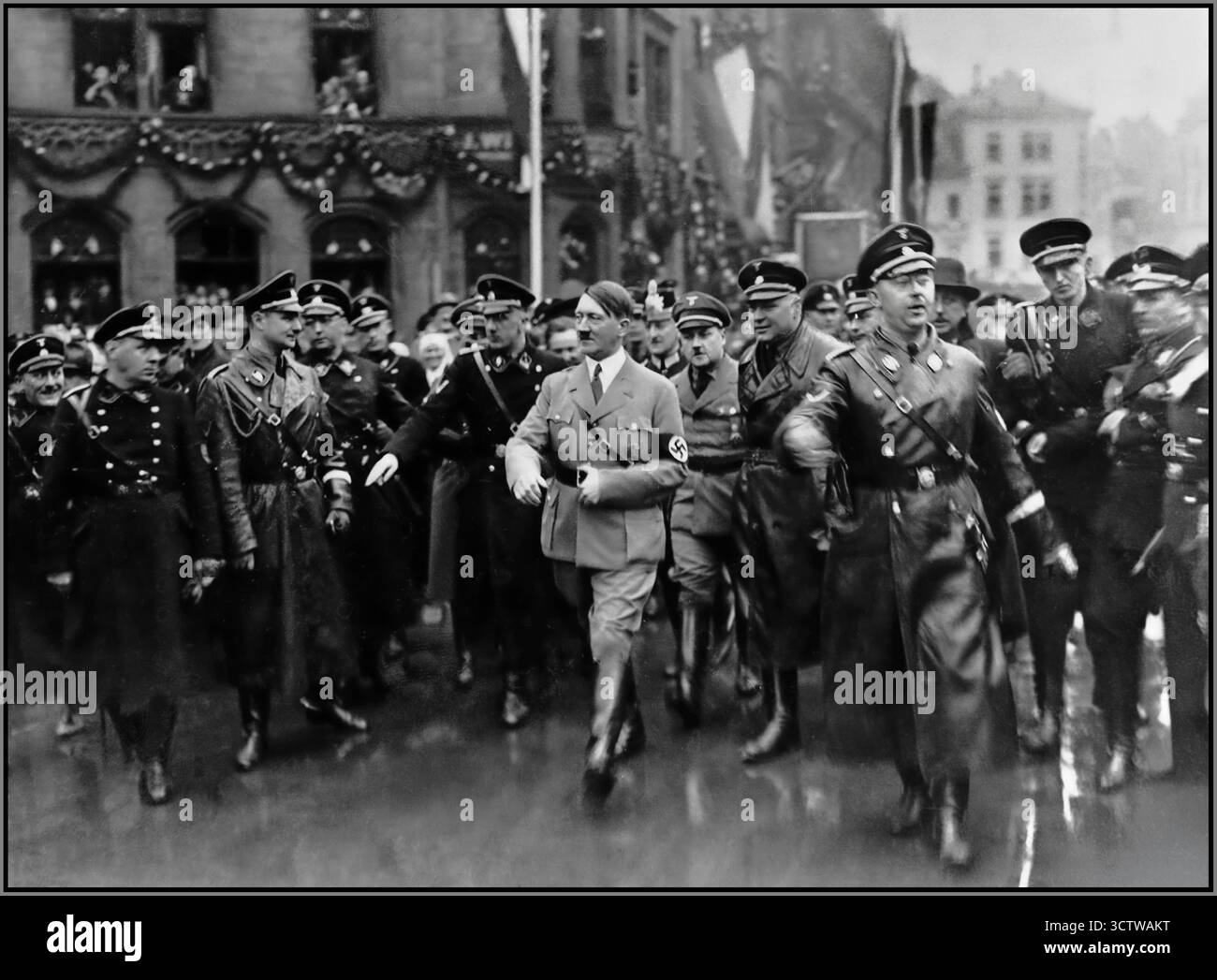 Adolf Hitler, avec des gardes du corps SS en uniforme arrive à Saarbrucken, pour la réintégration des années 1930 de la Sarre dans le Reich allemand sur la droite au premier plan est Heinrich Himmler, le chef du Reich des Waffen SS Banque D'Images